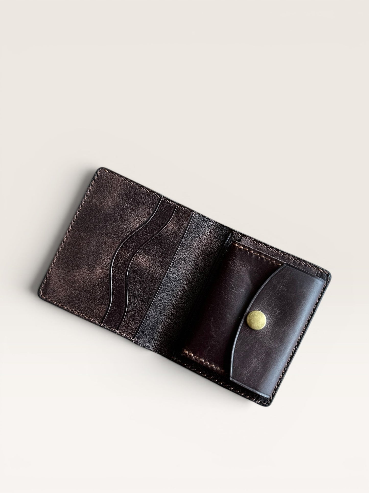 Safir Leather kahve rengi el yapımı İtalyan deri cüzdan, metal çıtçıt kapaklı ve kart bölmeli.