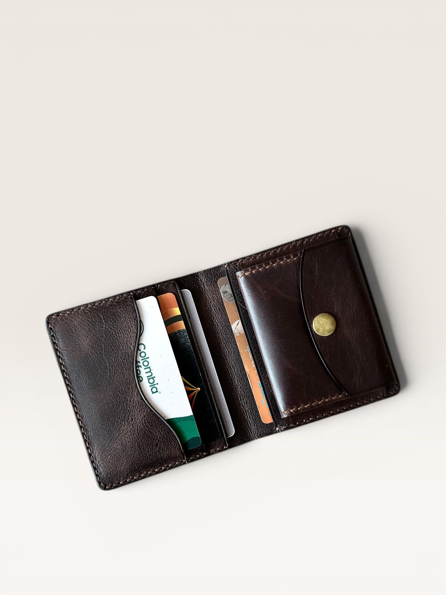 Safir Leather kahve rengi el yapımı İtalyan deri cüzdan, kart bölmeli ve çıtçıt kapamalı şık ve zarif tasarım.