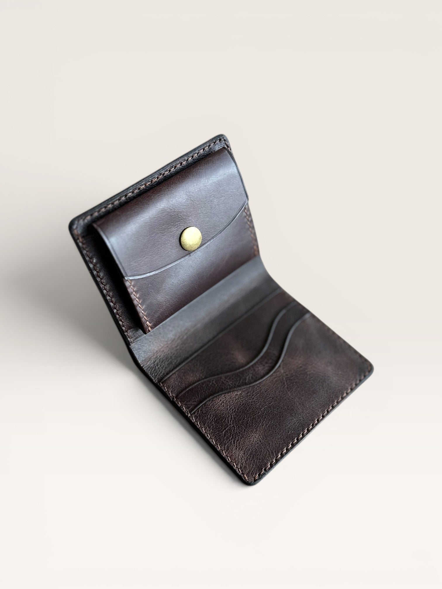 Safir Leather el yapımı kahve rengi İtalyan deri cüzdan, bozuk para gözlü ve kart bölmeli.