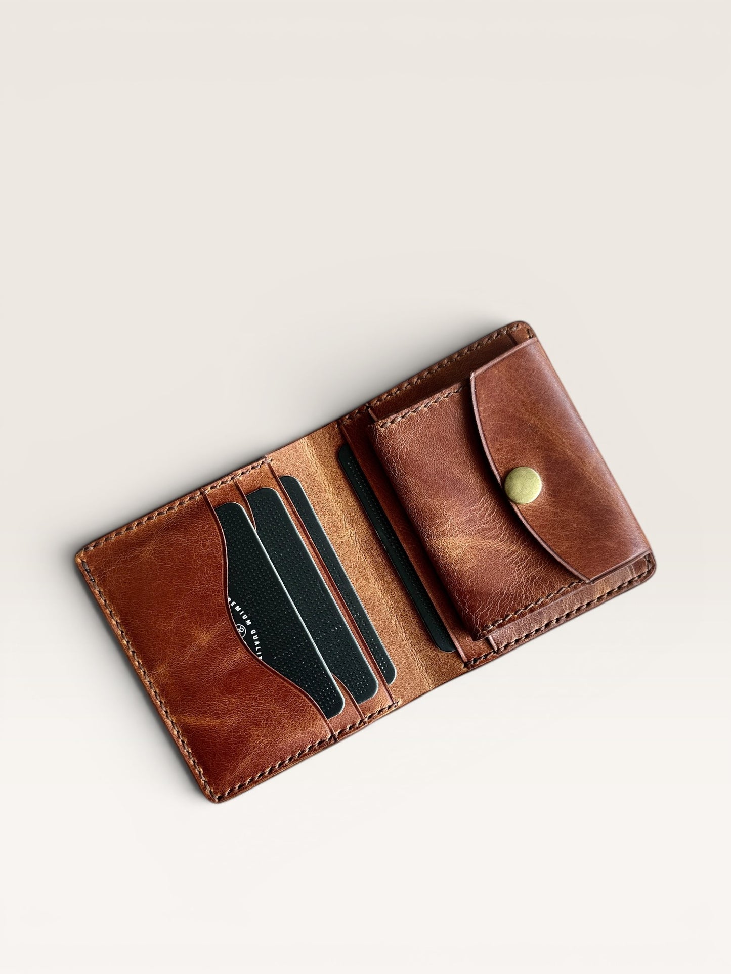 Safir Leather el yapımı kahve rengi İtalyan deri cüzdan, kart bölmeli ve çıtçıt kapaklı.