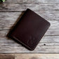Safir Leather el yapımı kahverengi bufalo derisi cüzdan, dikişli kenarları ve kabartmalı logosu ile.