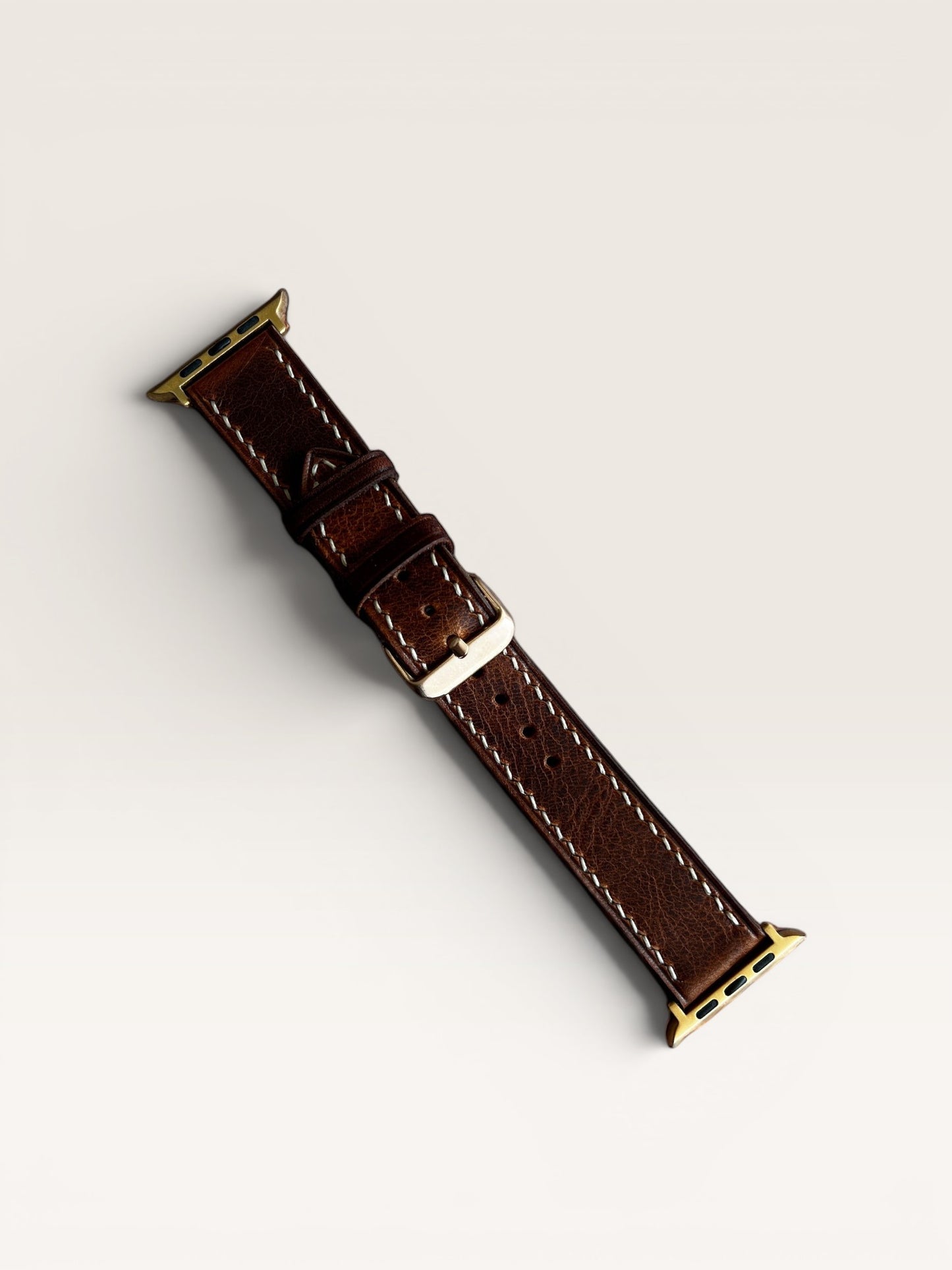 Safir Leather kahverengi, çift katlı, el dikişli, full-grain dana derisi Apple Watch saat kayışı. Paslanmaz çelik adaptör ve toka.
