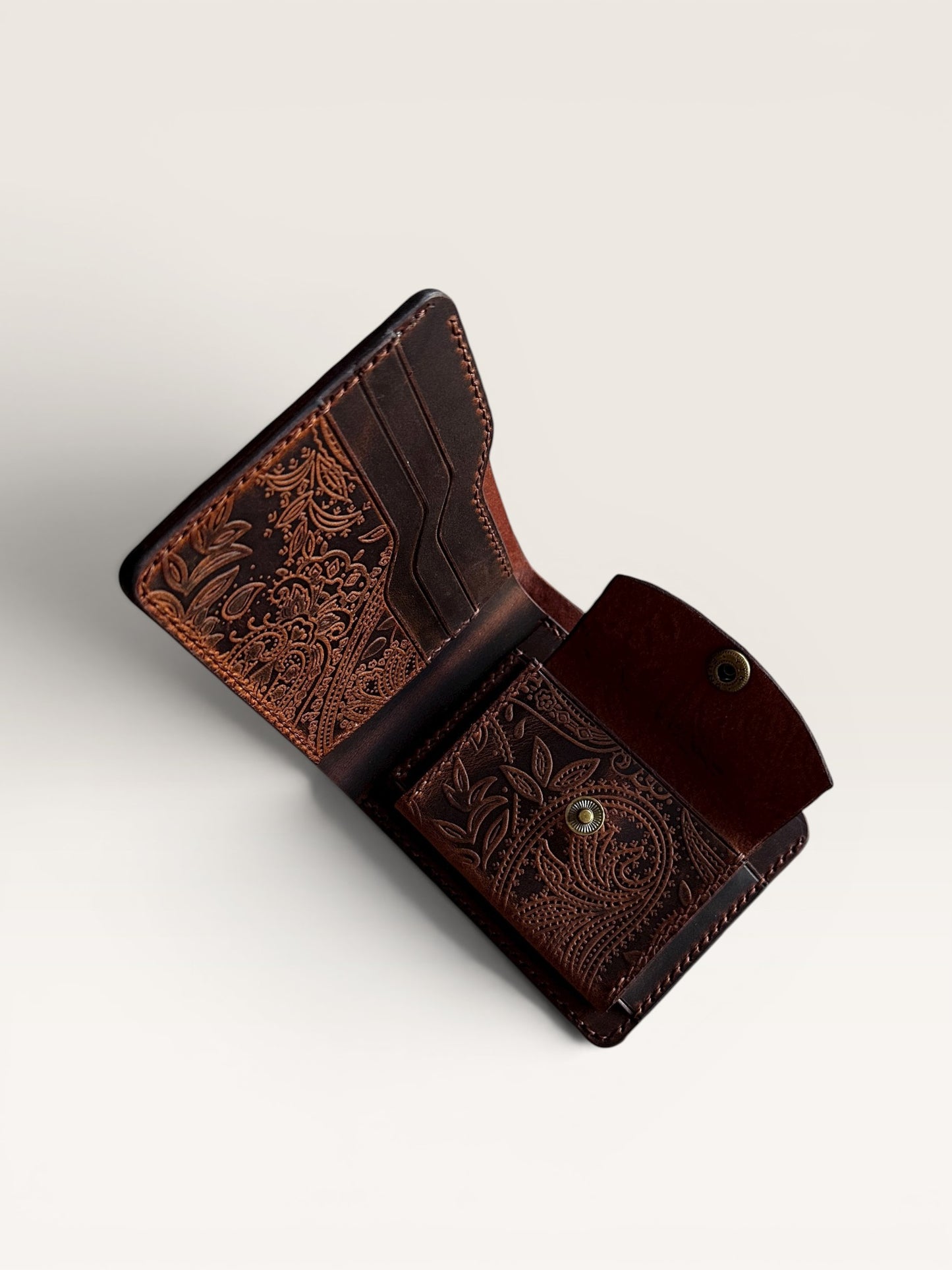 Safir Leather, kahverengi, hakiki deri, el yapımı, kaşmir desenli, kartlık ve bozuk para bölmeli cüzdan.