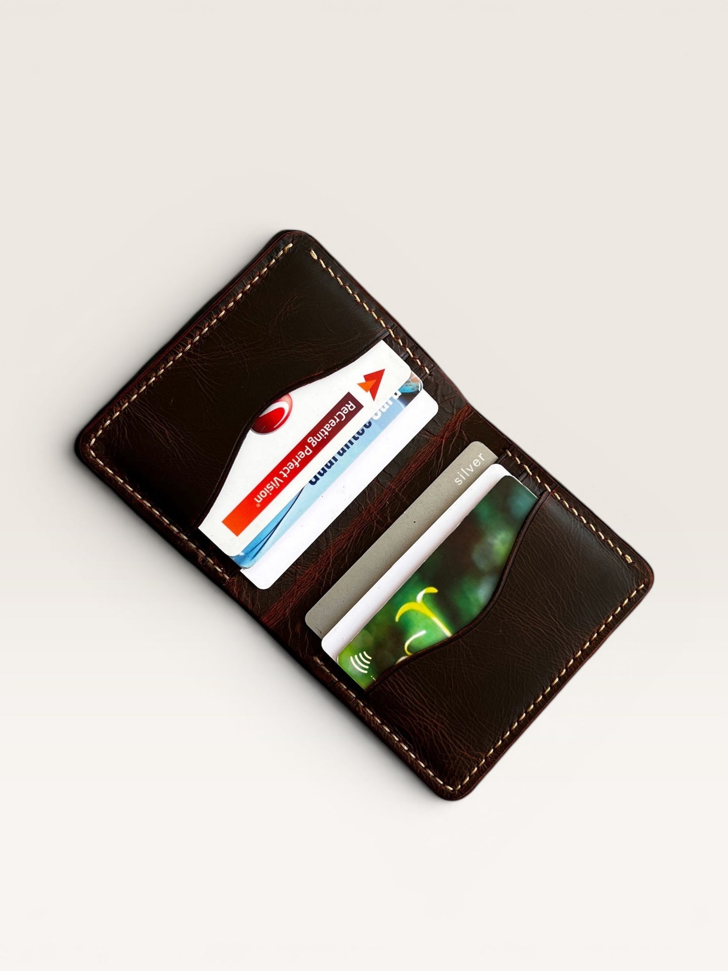 Safir Leather kahverengi deri cüzdan, 6 kart bölmeli ve nakit para bölümü ile zarif ve kullanışlıdır.