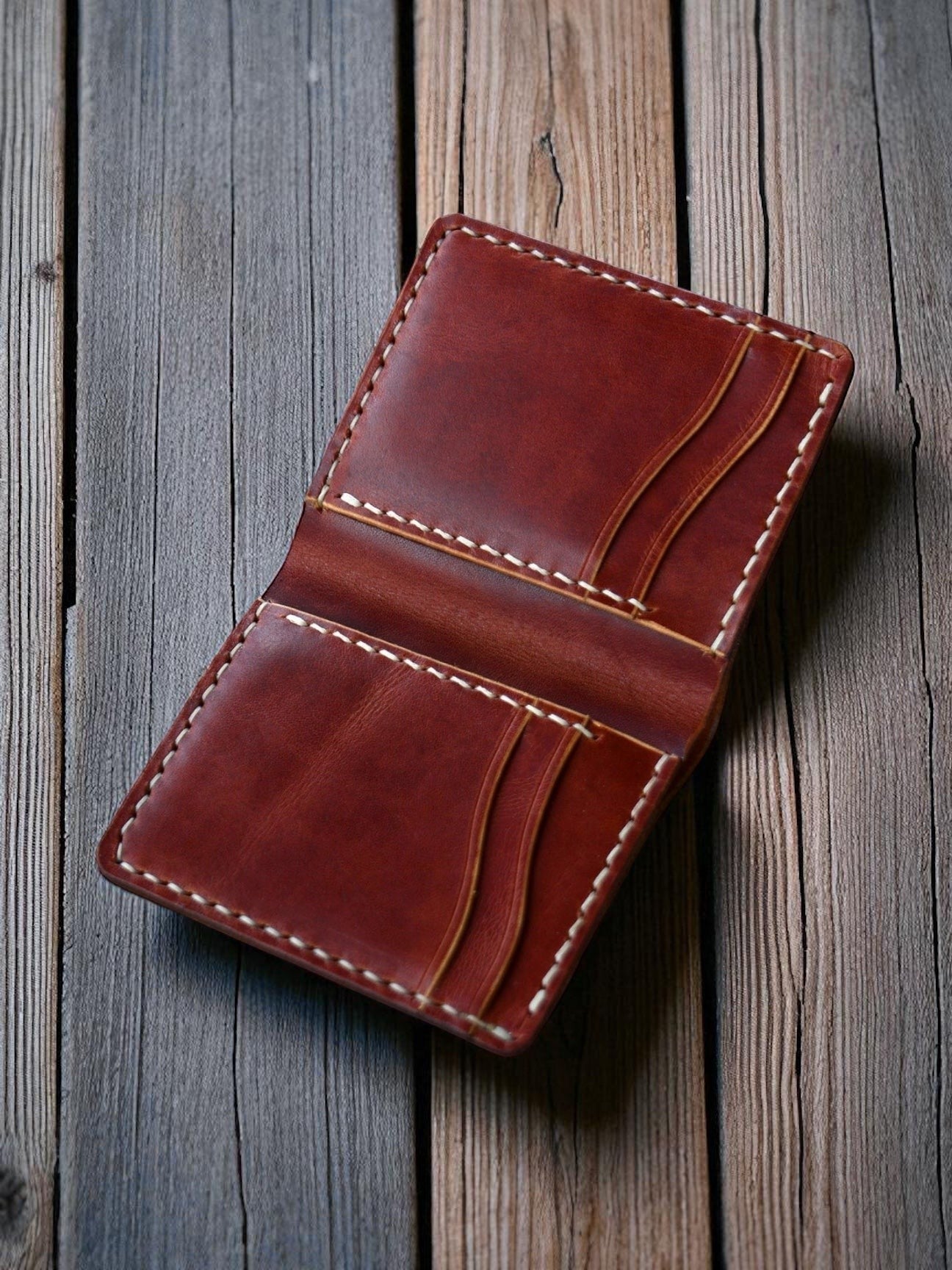 Safir Leather, kahverengi pull-up deri, el dikişli, 4 kart bölmeli, 2 iç gözlü, 1 dış nakit bölmeli erkek cüzdanı.