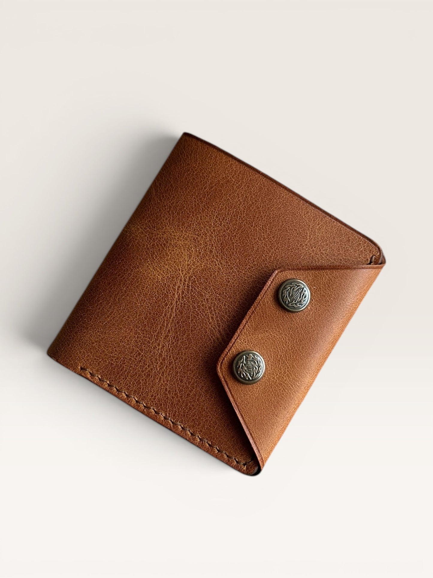 Safir Leather Babil Lock kahverengi hakiki deri cüzdan, metal düğme kapamalı, 10x9 cm.