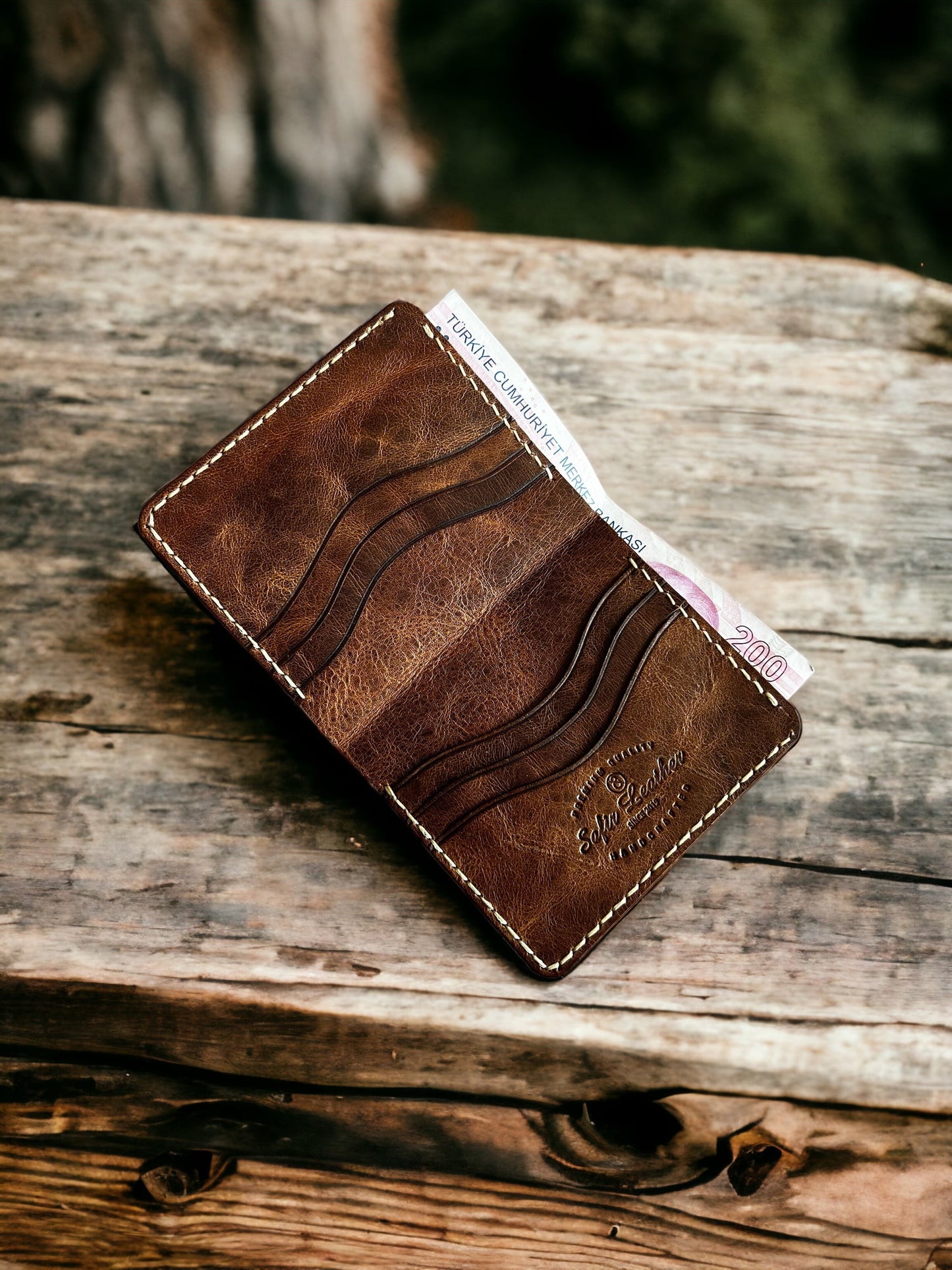 Safir Leather kahverengi İtalyan deri, el yapımı, minimal cüzdan. 10x8.5 cm boyutlarında, 8-12 kart kapasiteli.