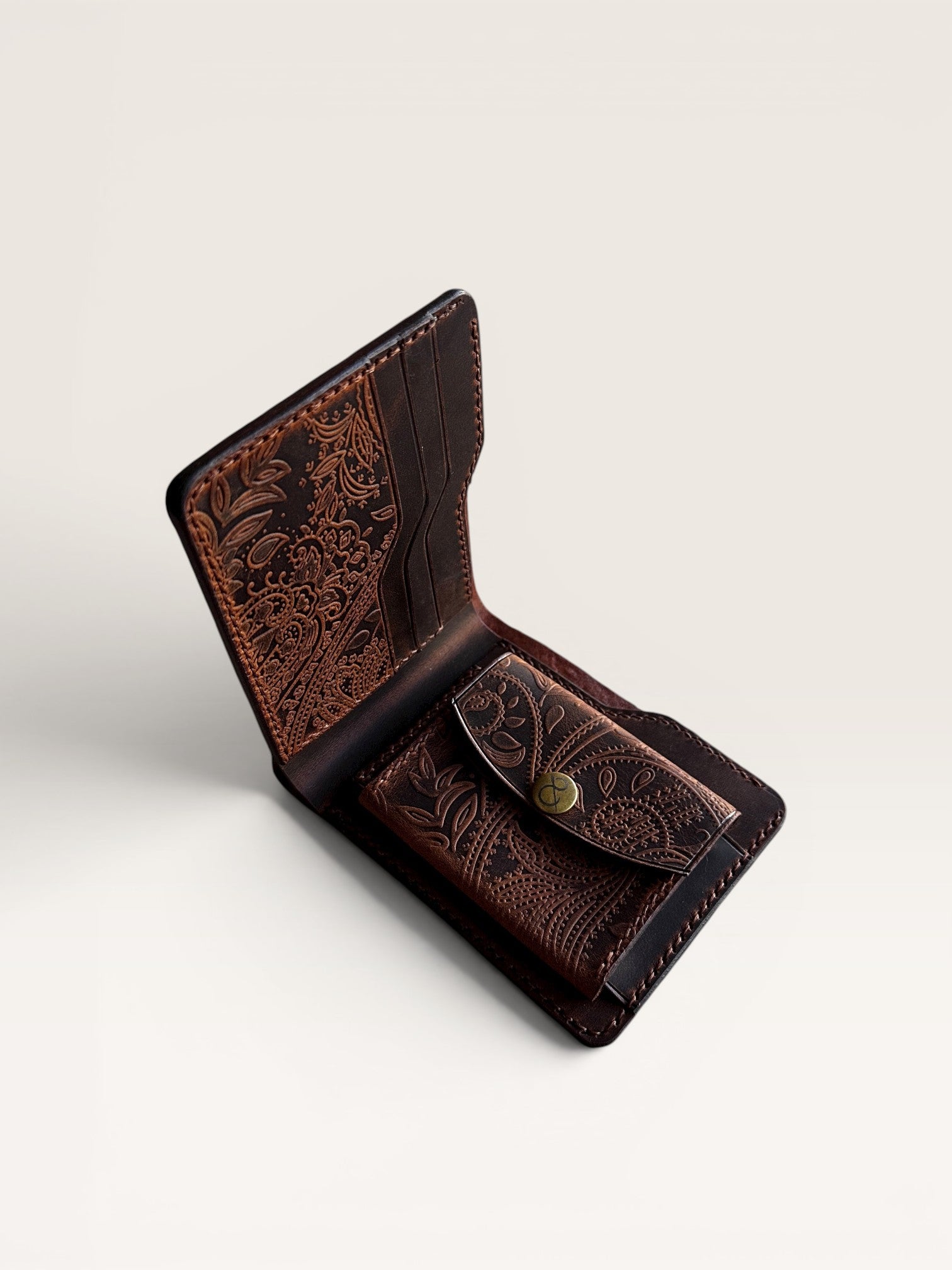 Safir Leather, kahverengi hakiki deri, el yapımı, işlemeli, minimal cüzdan. 5 kart bölmesi, para ve bozuk para cebi.