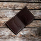 Safir Leather el yapımı kahverengi bufalo derisi cüzdan, kart bölmeli ve beyaz dikişli.