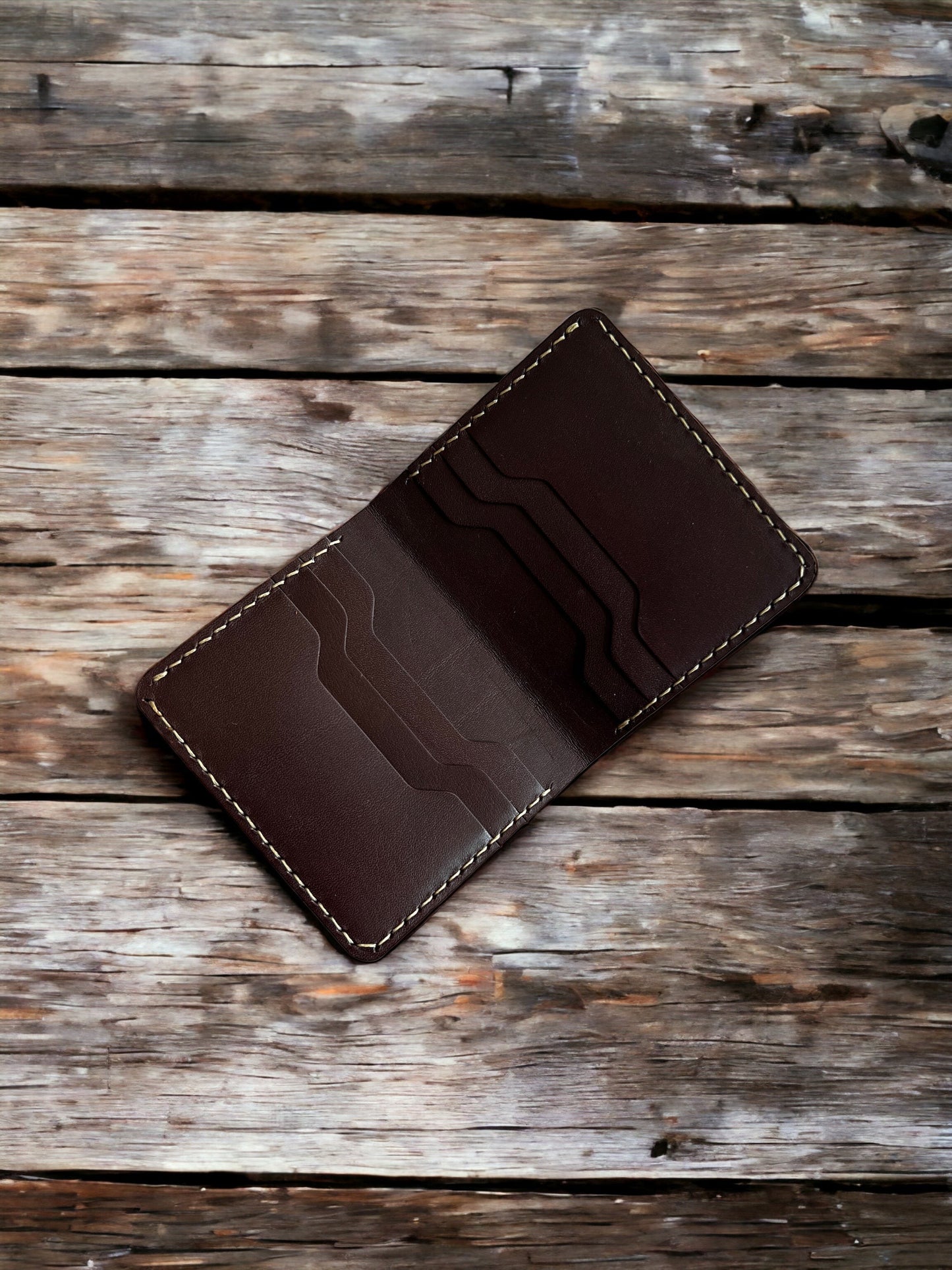 Safir Leather el yapımı kahverengi bufalo derisi cüzdan, kart bölmeli ve beyaz dikişli.
