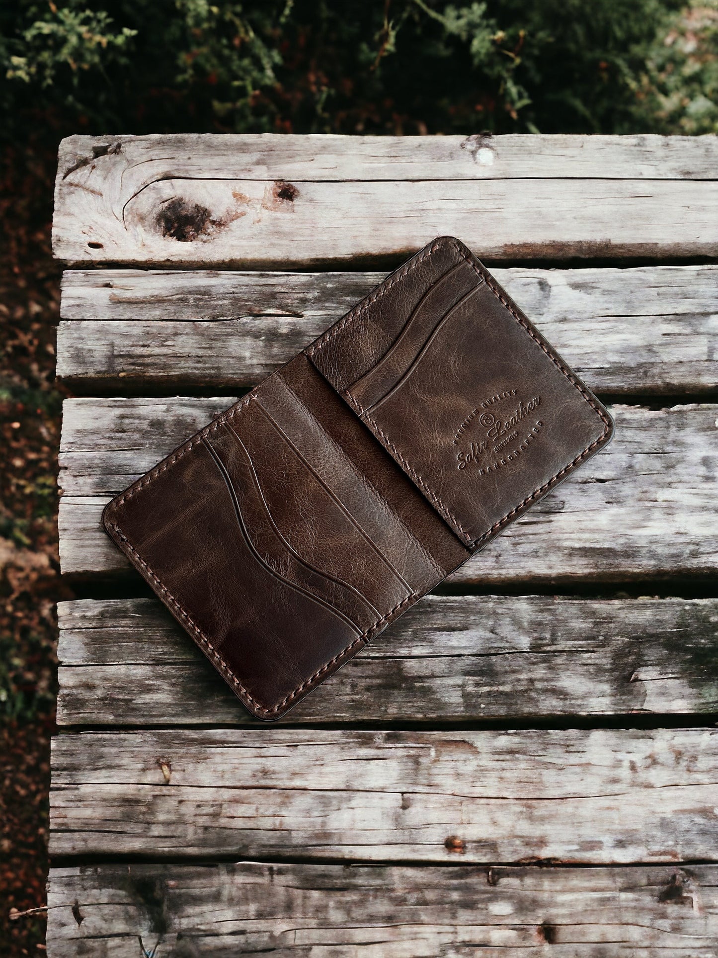 Safir Leather kahverengi, el yapımı, hakiki deri, minimal cüzdan. Kartlık ve para bölmesi bulunur.