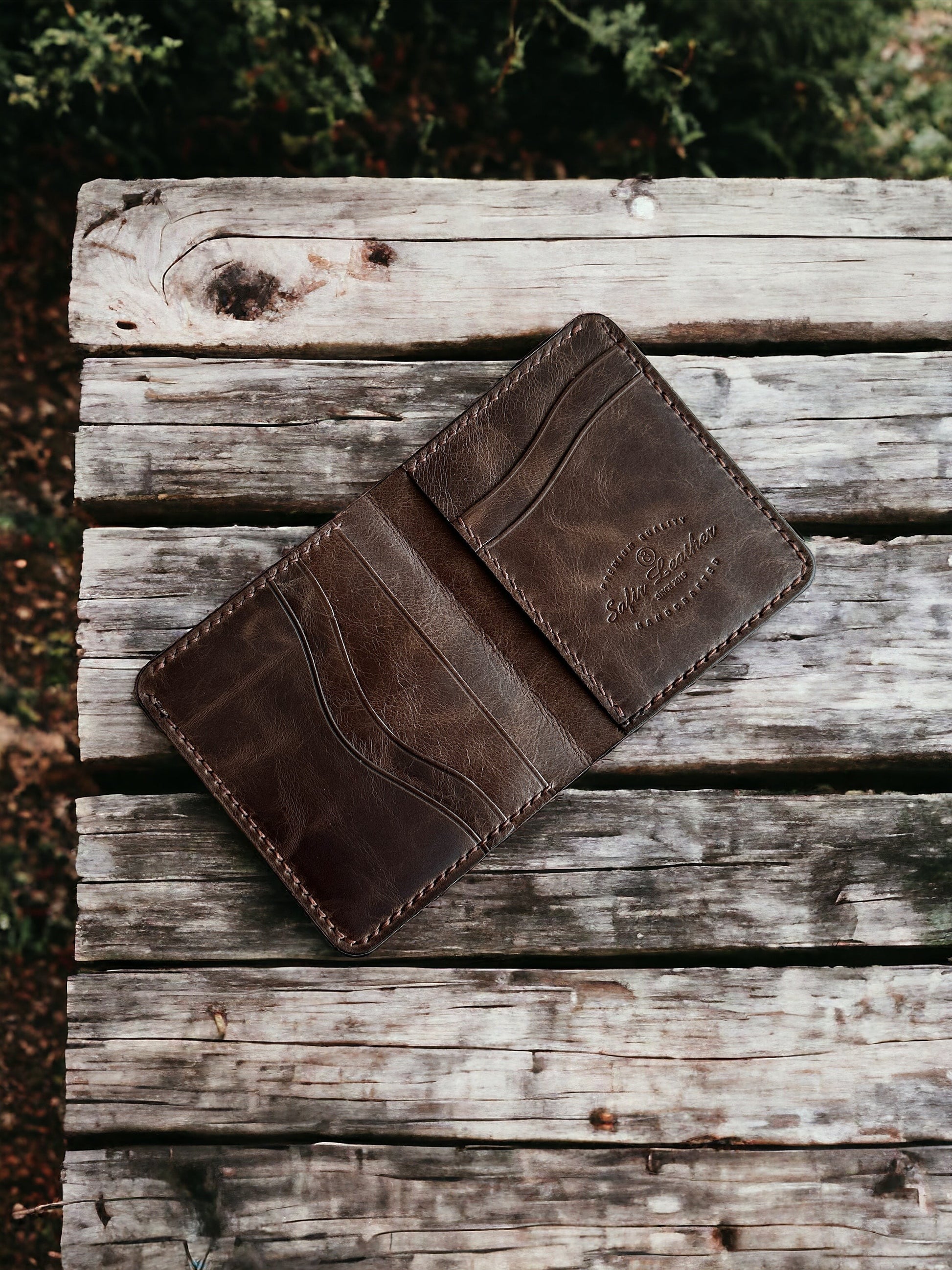 Safir Leather kahverengi, el yapımı, hakiki deri, minimal cüzdan. Kartlık ve para bölmesi bulunur.