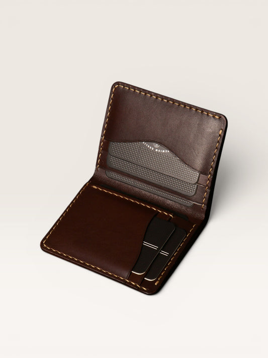 Safir Leather el yapımı kahverengi deri cüzdan, minimal tasarım, 10x9 cm boyutlarında, 8-12 kart kapasiteli.