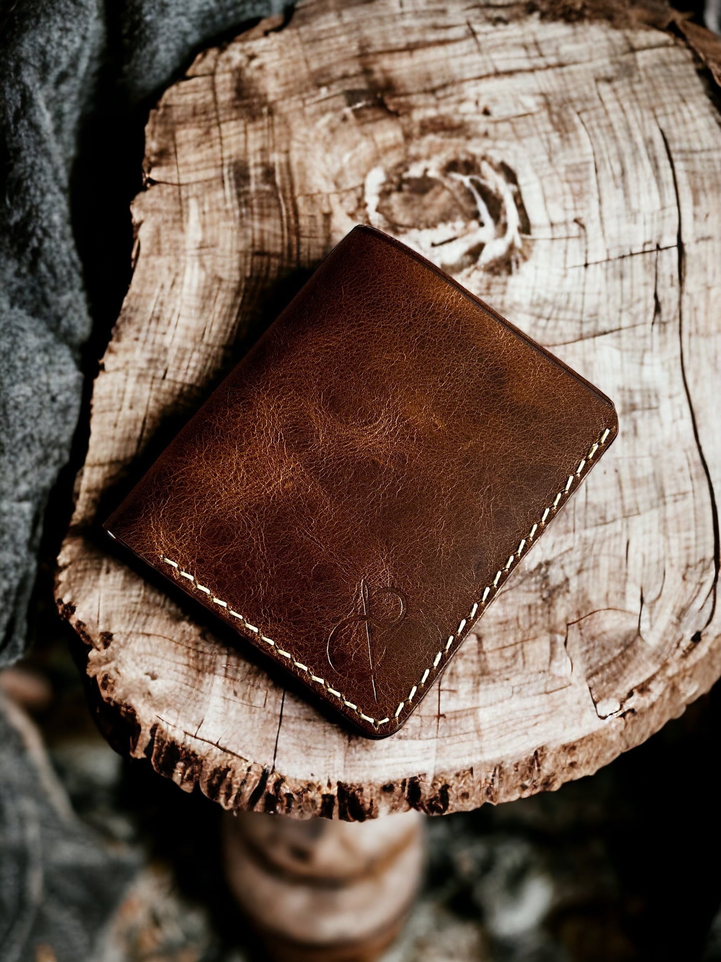 Safir Leather kahverengi İtalyan deri, el yapımı, dikişli, minimal tasarım cüzdan. 10x8.5 cm.