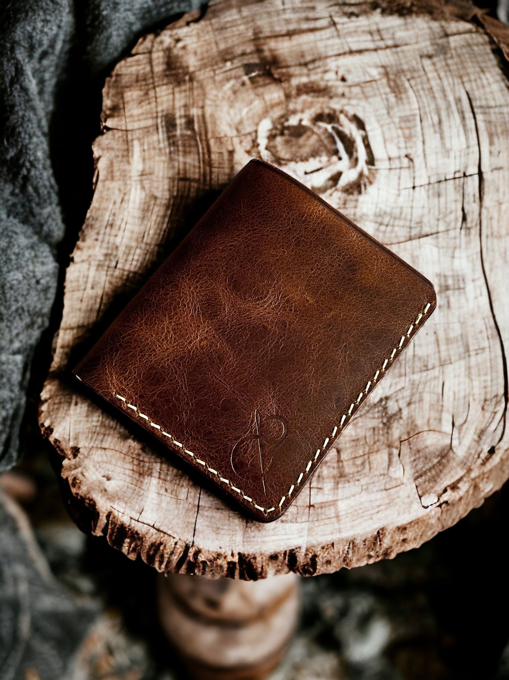 Safir Leather kahverengi İtalyan deri, el yapımı, dikişli, minimal tasarım cüzdan. 10x8.5 cm.