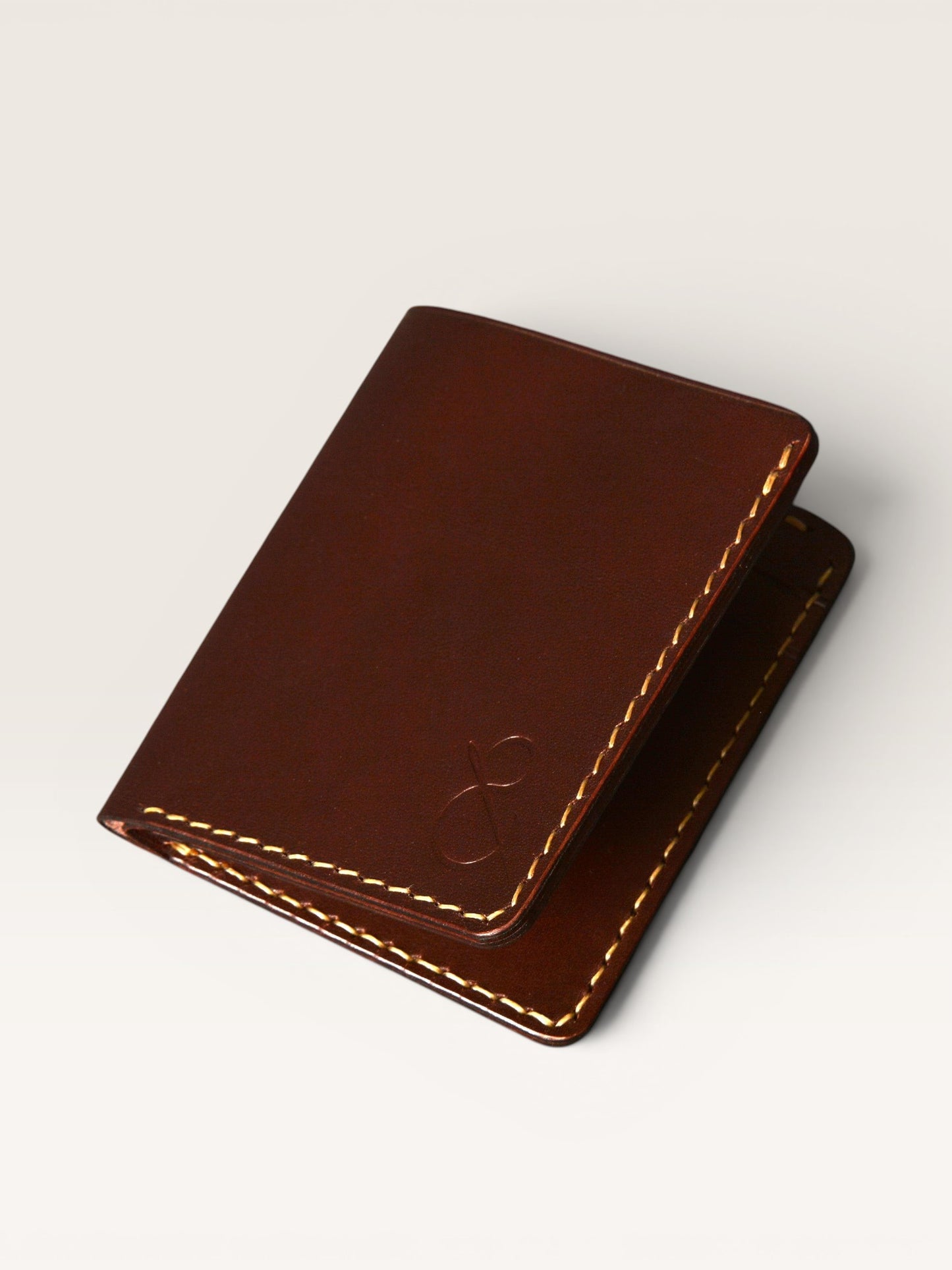 Safir Leather'dan kahverengi, elde dikilmiş, hakiki deri, minimal cüzdan. Kartlık ve para bölmesi bulunur.