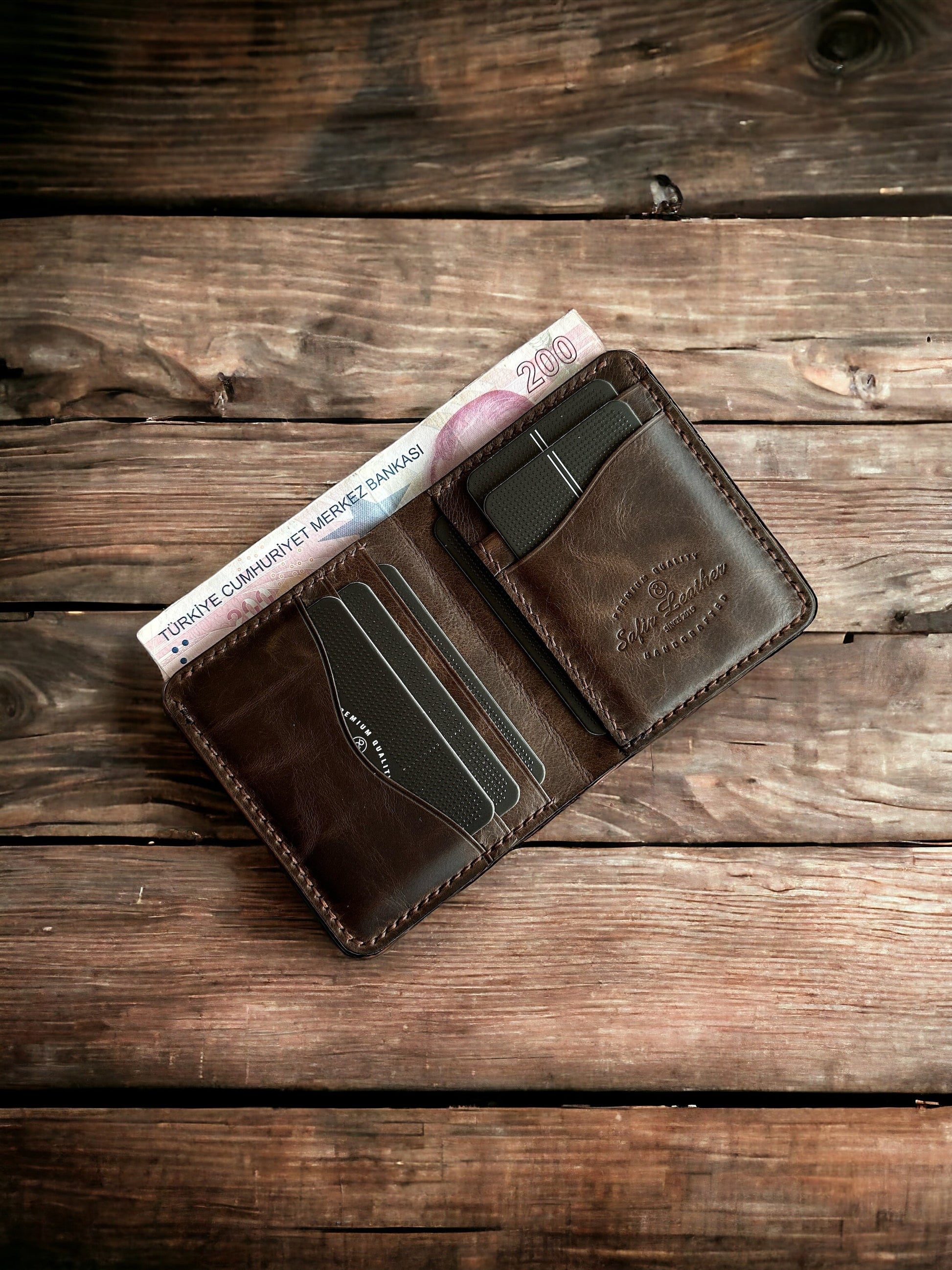 Safir Leather kahverengi deri, el yapımı, minimal cüzdan. 10x8.5 cm boyutlarında, 6-12 kart kapasiteli, mumlu ip dikişli.