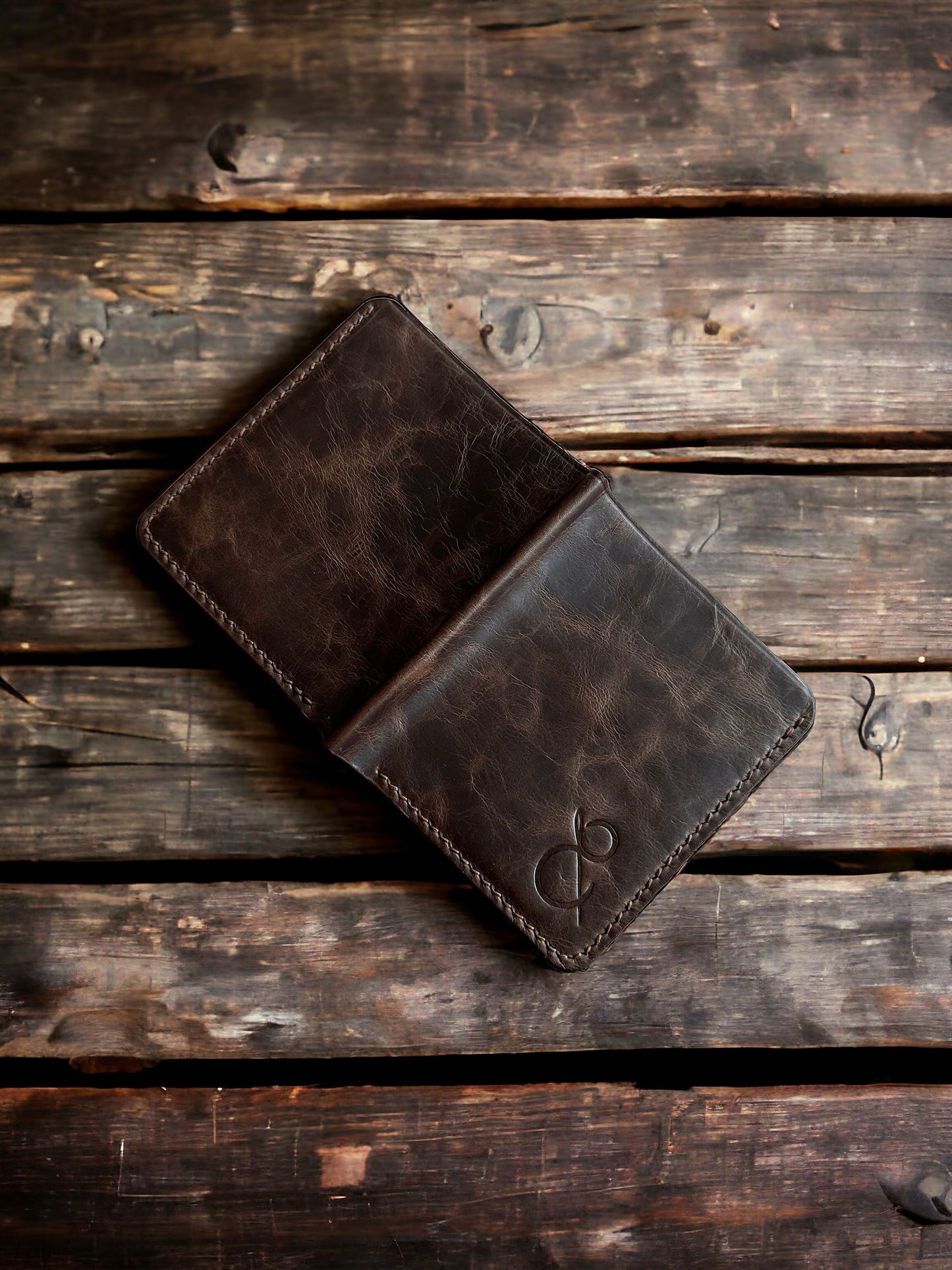 Safir Leather kahverengi, hakiki deri, el yapımı, minimal cüzdan. Vintage görünüm ve 6-12 kart kapasitesi.