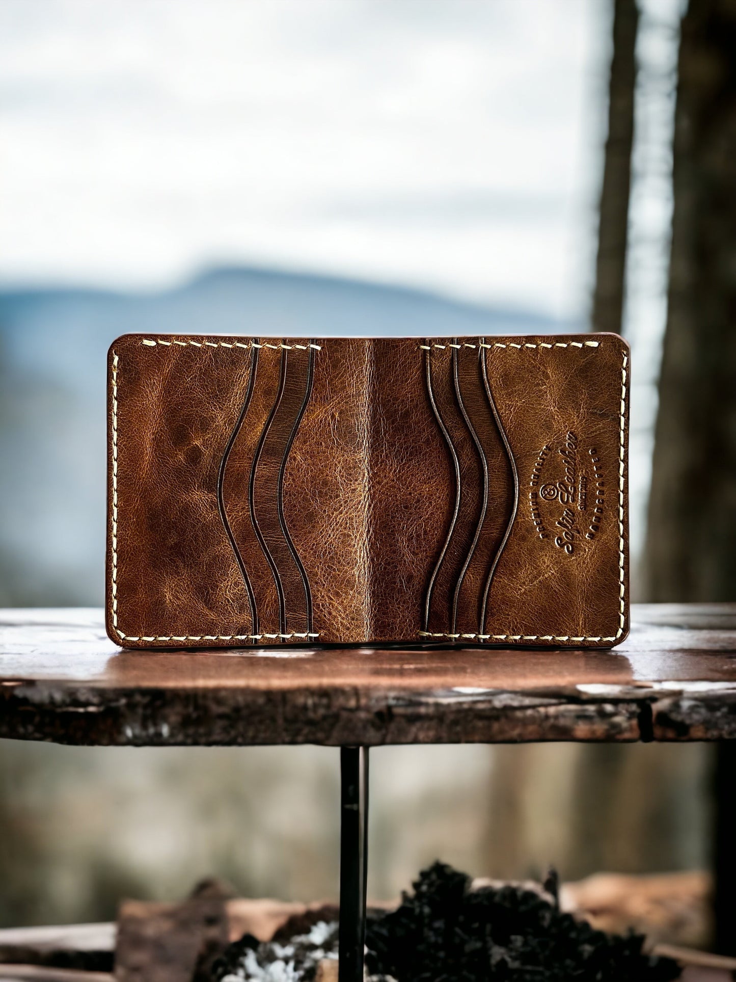 Safir Leather el yapımı kahverengi İtalyan deri cüzdan, 8 kart bölmeli, minimal tasarım, dikişli detaylar.