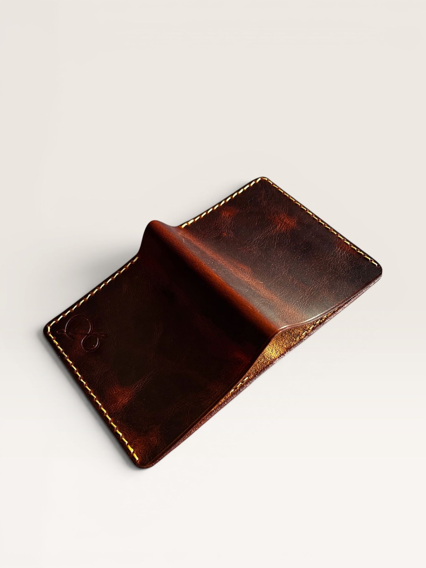 Safir Leather, kahverengi, hakiki deri, elde dikilmiş, minimal cüzdan. Kartlık ve para bölmesi bulunur.