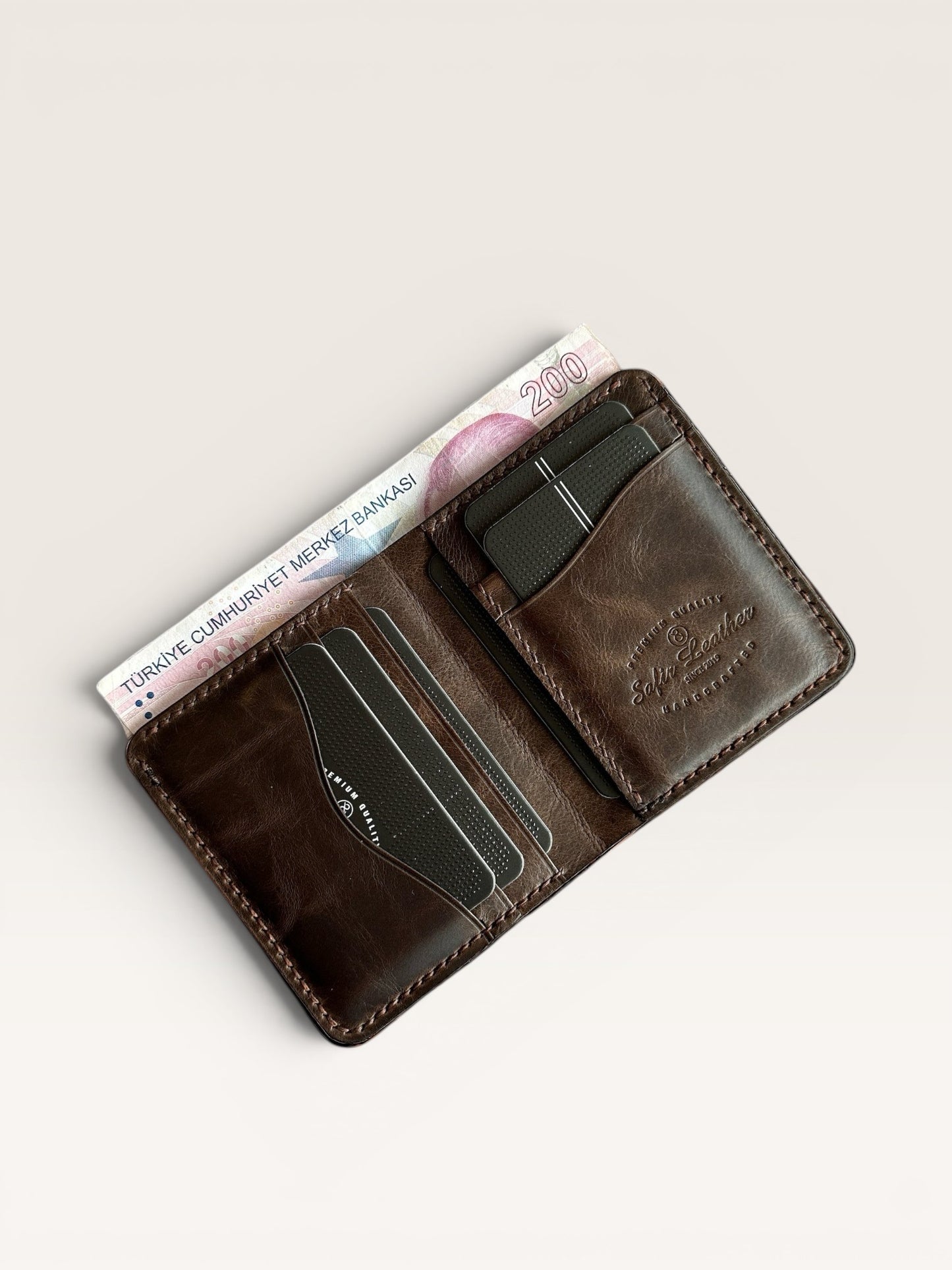 Safir Leather kahverengi, el yapımı, hakiki deri, minimal cüzdan. Para ve kart bölmeleri bulunur.