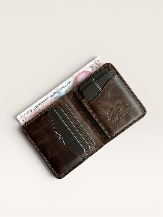 Safir Leather kahverengi, el yapımı, hakiki deri, minimal cüzdan. Para ve kart bölmeleri bulunur.