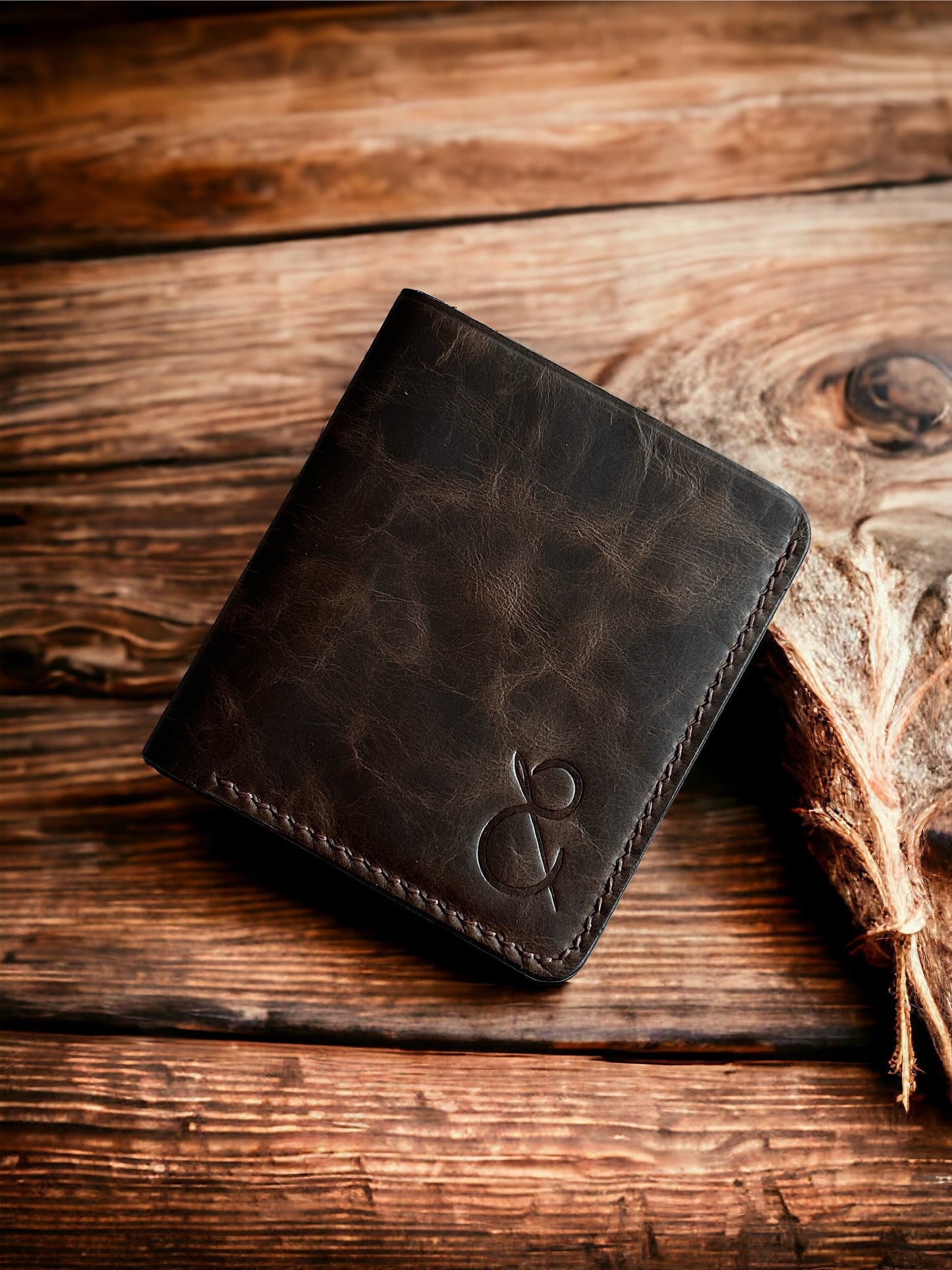 Safir Leather kahverengi deri, el yapımı, minimal cüzdan. Özel mumlu ip dikişli, 10x8.5 cm boyutlarında.