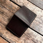 Safir Leather el yapımı kahverengi bufalo derisi cüzdan, dikiş detaylı ve logo baskılı.
