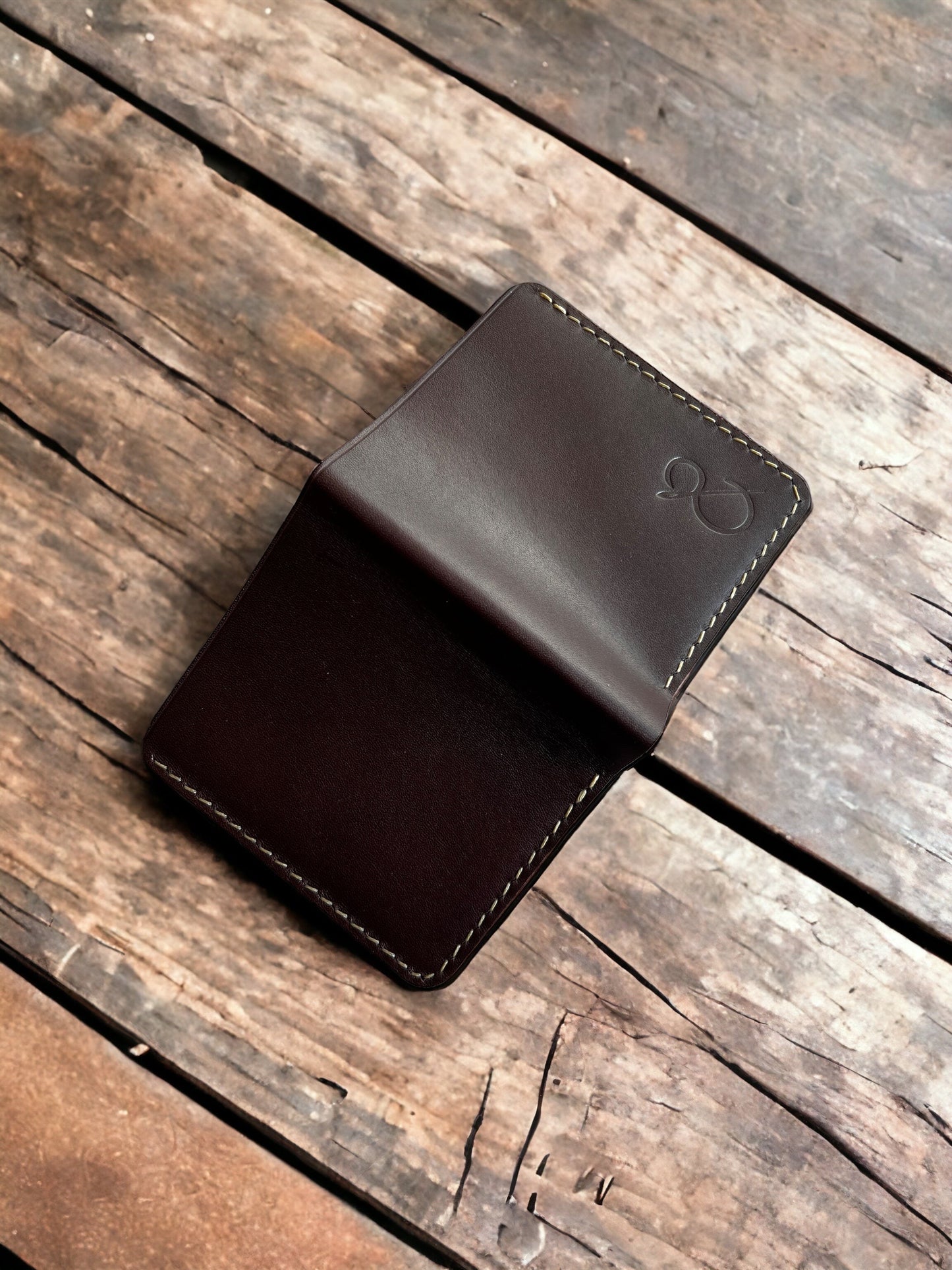 Safir Leather el yapımı kahverengi bufalo derisi cüzdan, dikiş detaylı ve logo baskılı.