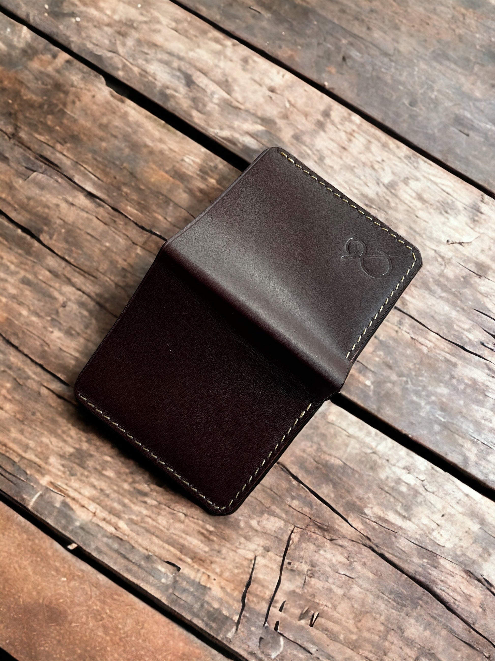 Safir Leather el yapımı kahverengi bufalo derisi cüzdan, dikiş detaylı ve logo baskılı.