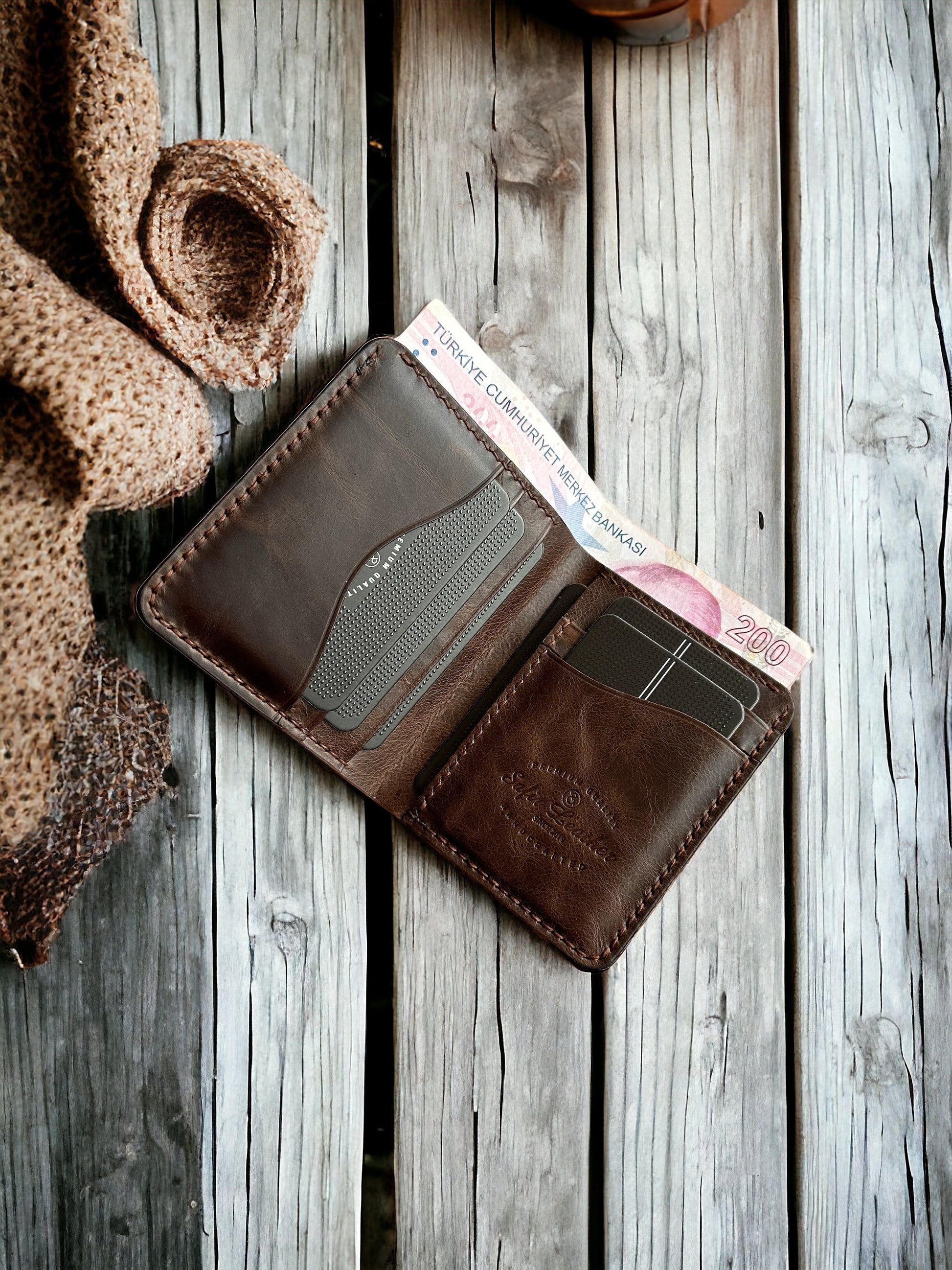 Safir Leather kahverengi deri cüzdan, minimal tasarım, el yapımı, 6-12 kart kapasiteli, 10x8.5 cm.
