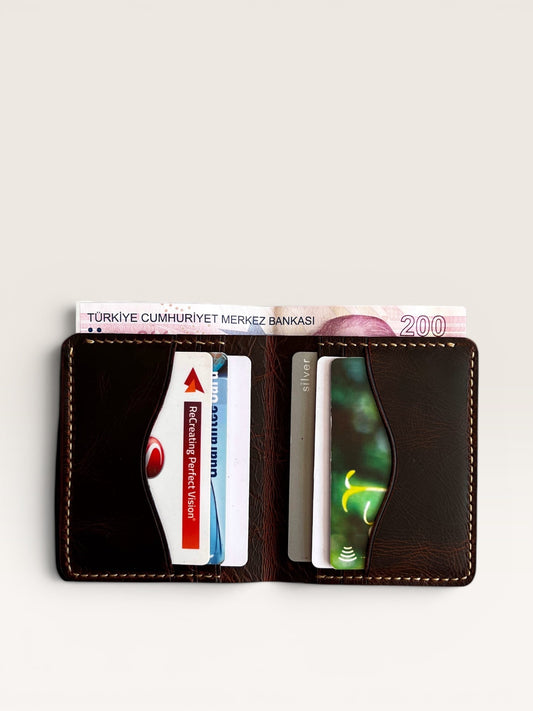 Safir Leather, kahverengi İtalyan deri cüzdan, 6 kart bölmeli ve nakit para bölmeli, 10x8.3 cm boyutlarında, zarif ve kullanışlı.