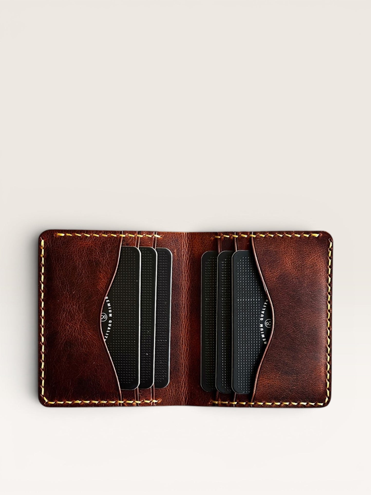 Safir Leather kahverengi hakiki deri, elde dikilmiş, minimal cüzdan. Kartlık ve para bölmesi bulunur.