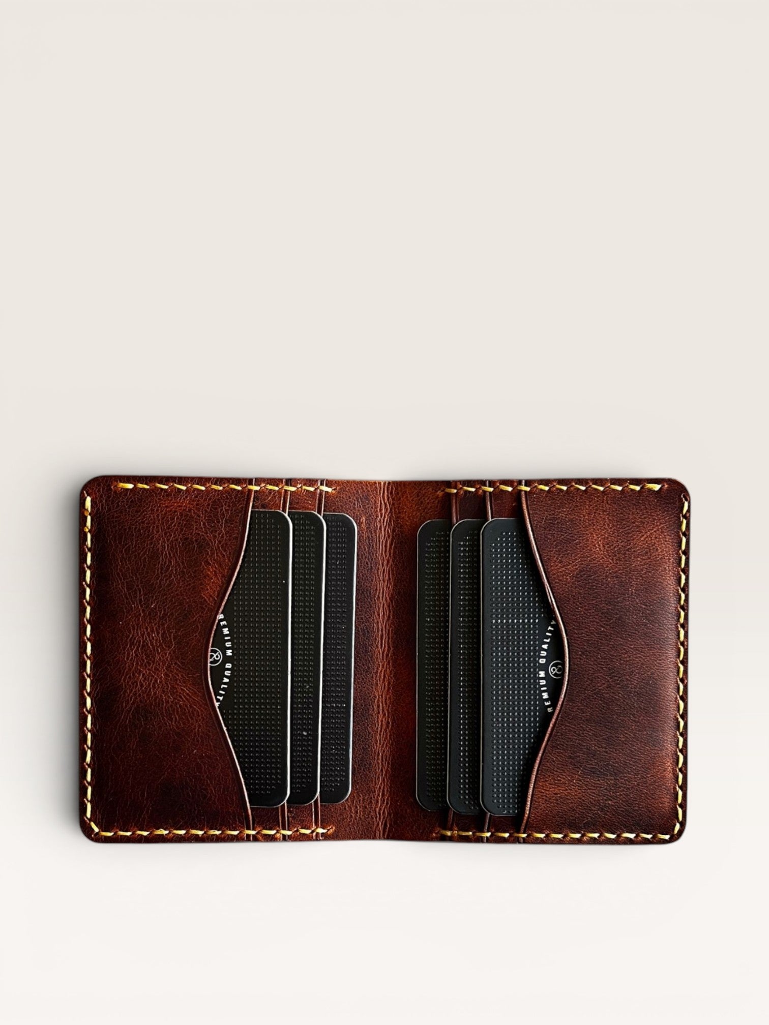 Safir Leather kahverengi hakiki deri, elde dikilmiş, minimal cüzdan. Kartlık ve para bölmesi bulunur.