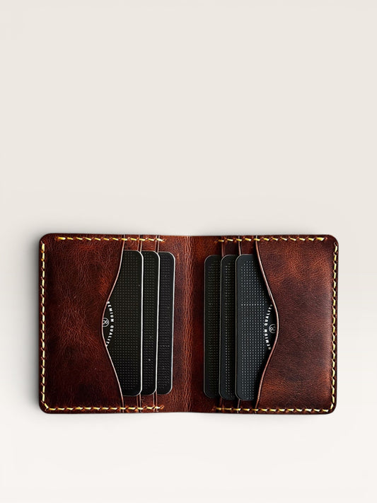 Safir Leather kahverengi hakiki deri, elde dikilmiş, minimal cüzdan. Kartlık ve para bölmesi bulunur.