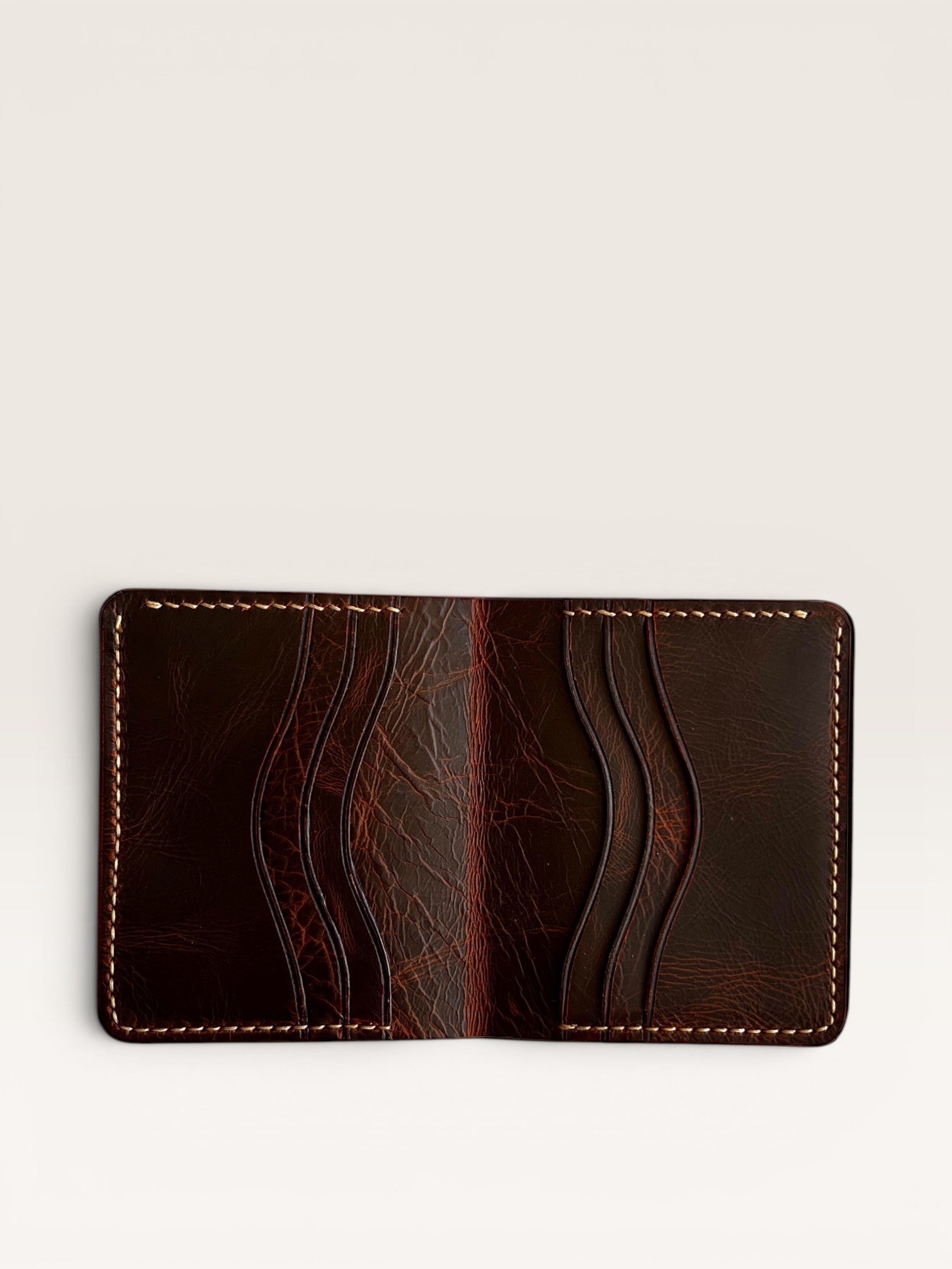Safir Leather, kahverengi İtalyan deri cüzdan, 6 kart bölmeli ve nakit para bölmeli, 10x8.3 cm boyutlarında, zarif ve dayanıklı.