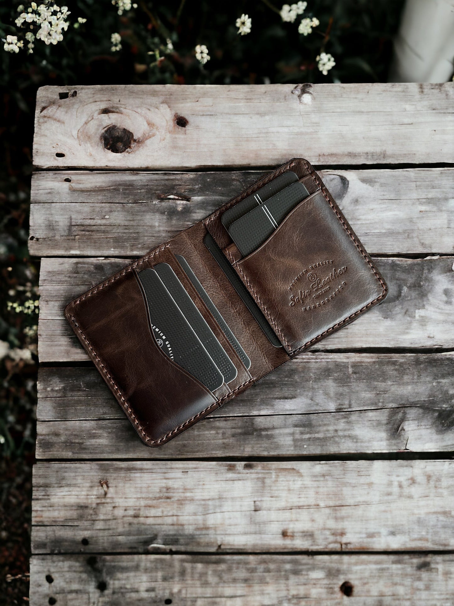 Safir Leather kahverengi, hakiki deri, el yapımı, minimal cüzdan. Kartlık ve para bölmesi bulunur.
