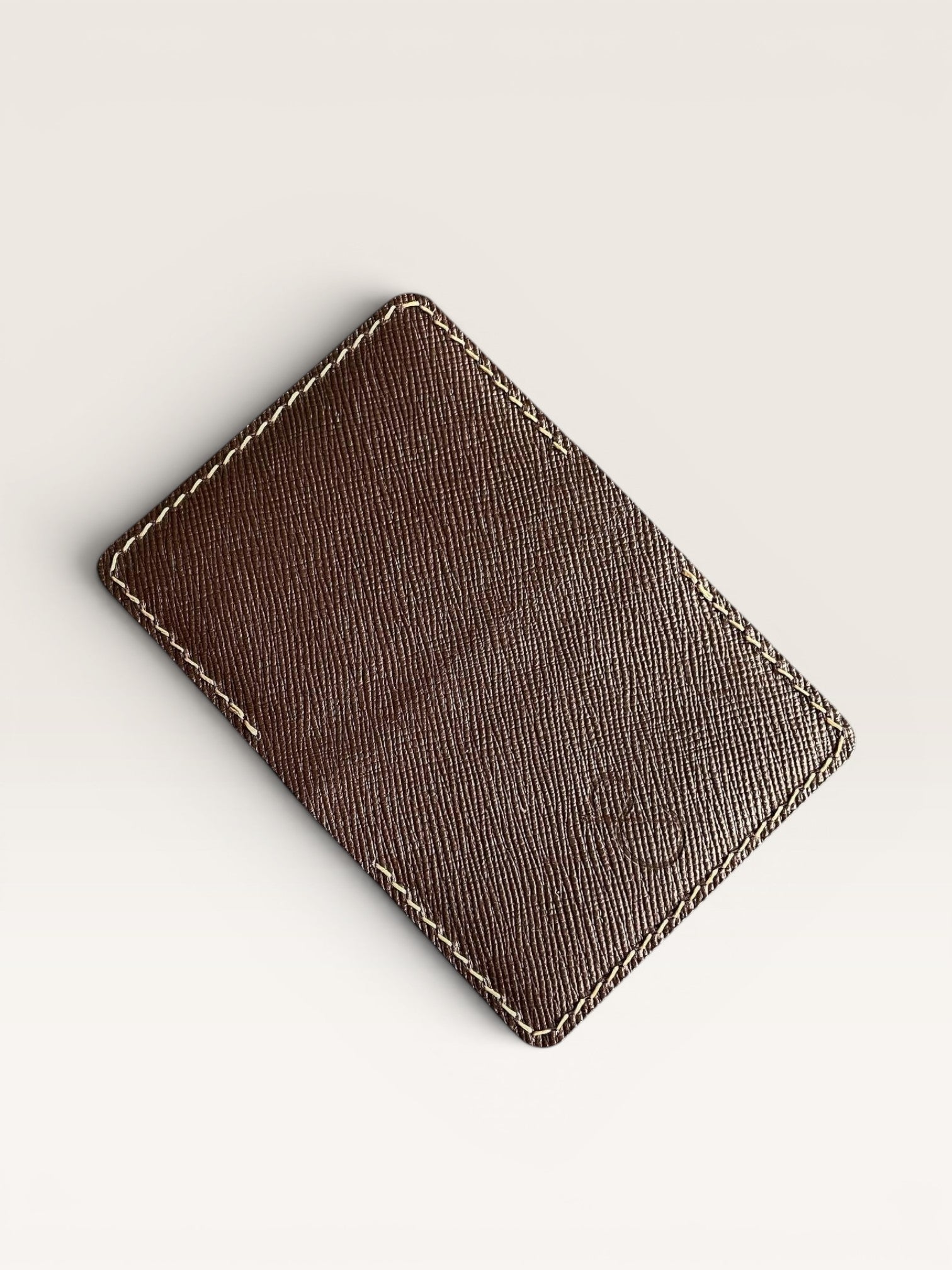 Safir Leather, kahverengi, Top Grain deriden, elde dikilmiş, minimal kartlık. 9x7cm boyutlarında, unisex ve kişiselleştirilebilir.