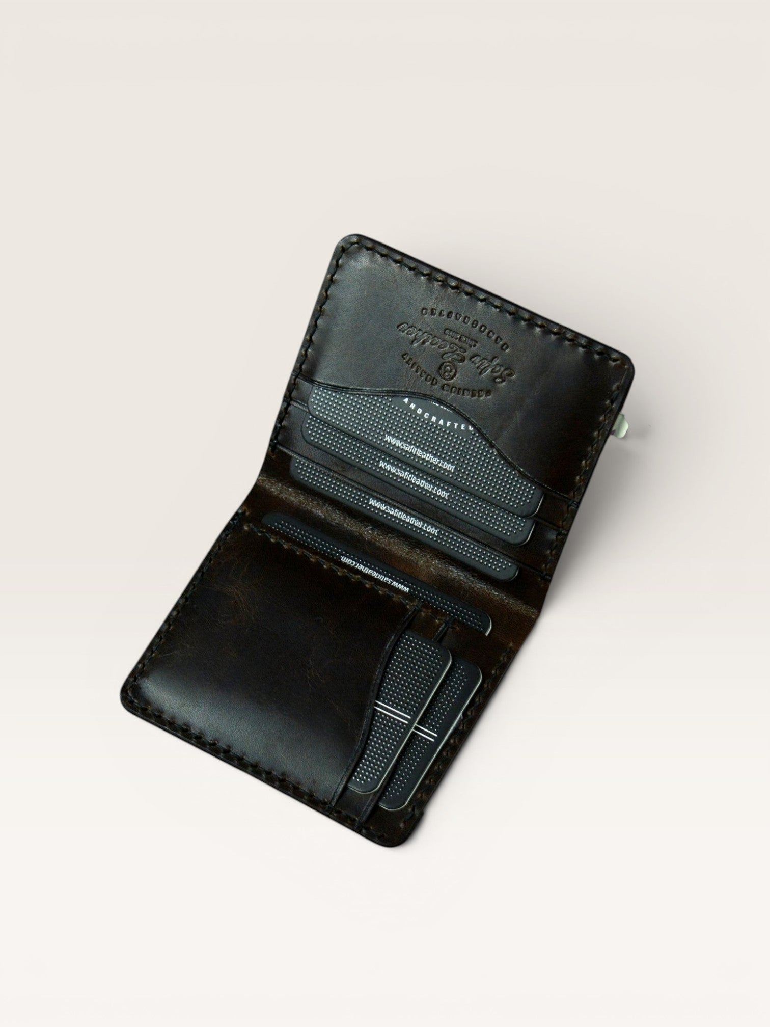 Safir Leather kahverengi hakiki deri kartlık cüzdan, elde dikilmiş, 8-12 kart kapasiteli, minimal ve unisex tasarım.