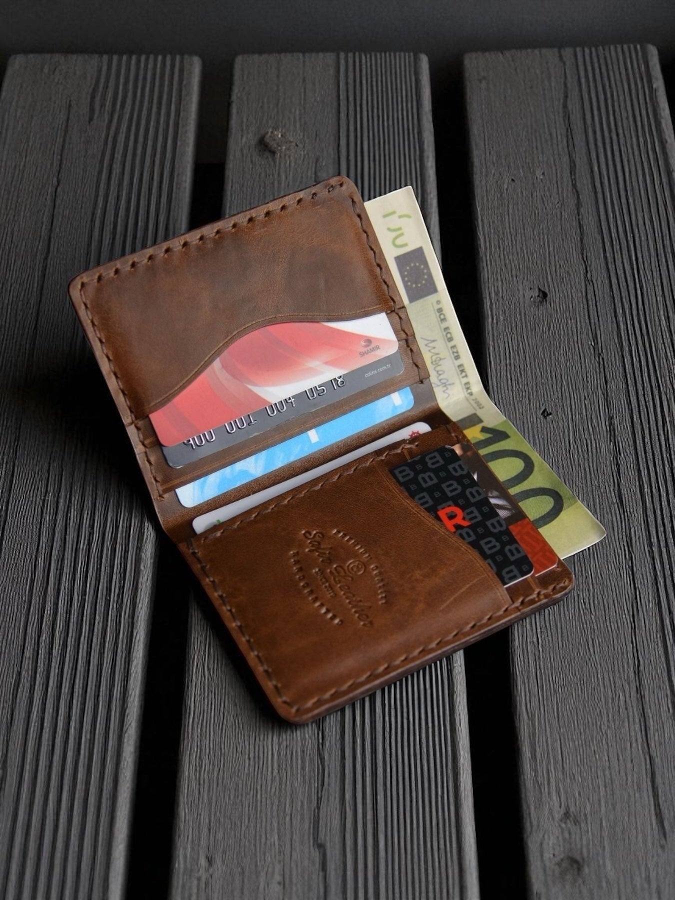 Safir Leather kahverengi hakiki deri kartlık cüzdan, elde dikilmiş, vintage ve minimal tasarımlı, 8-12 kart kapasiteli.