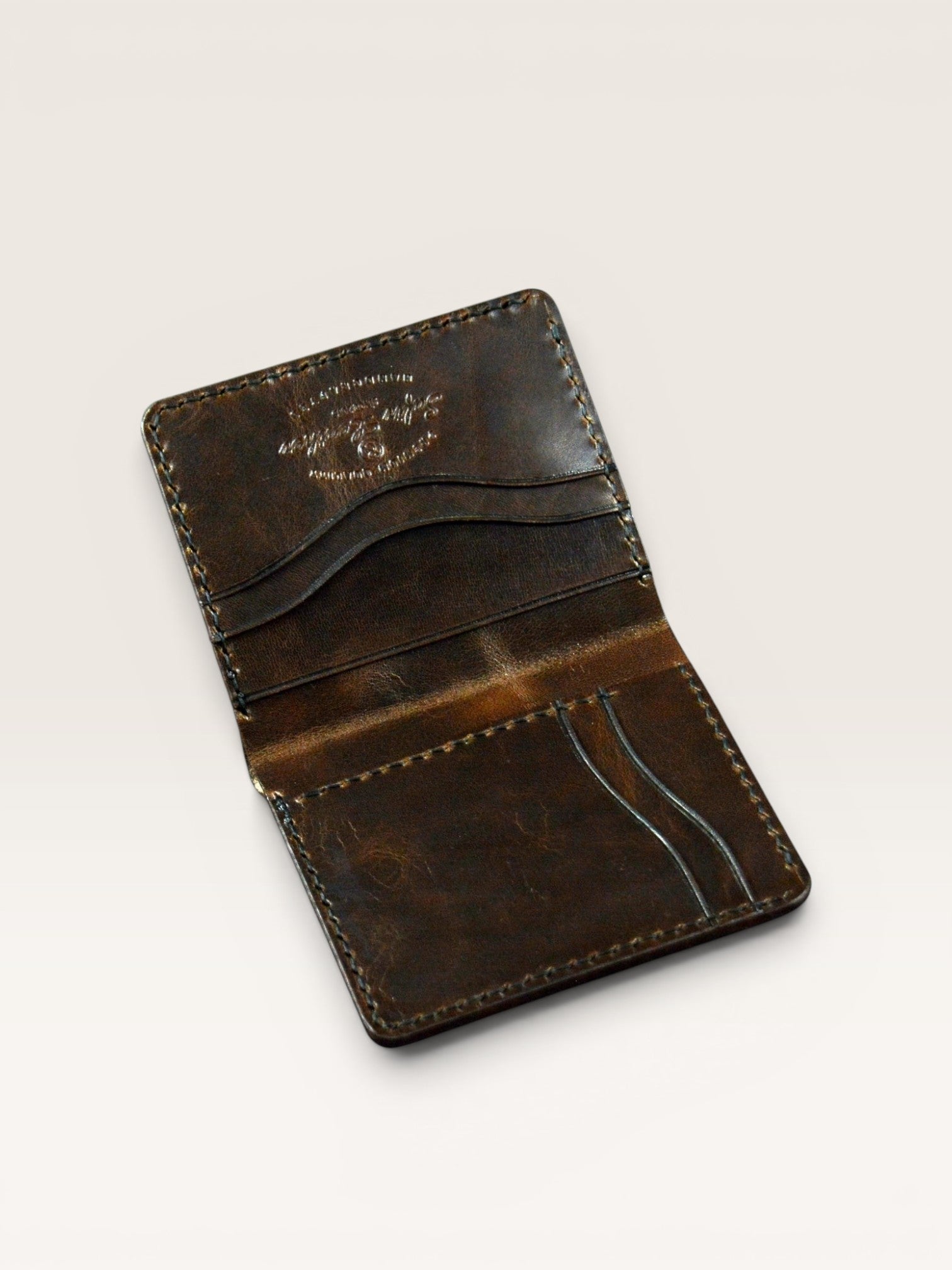 Safir Leather kahverengi hakiki deri kartlık cüzdan, elde dikilmiş, minimal ve vintage tasarımlı, 8-12 kart kapasiteli.
