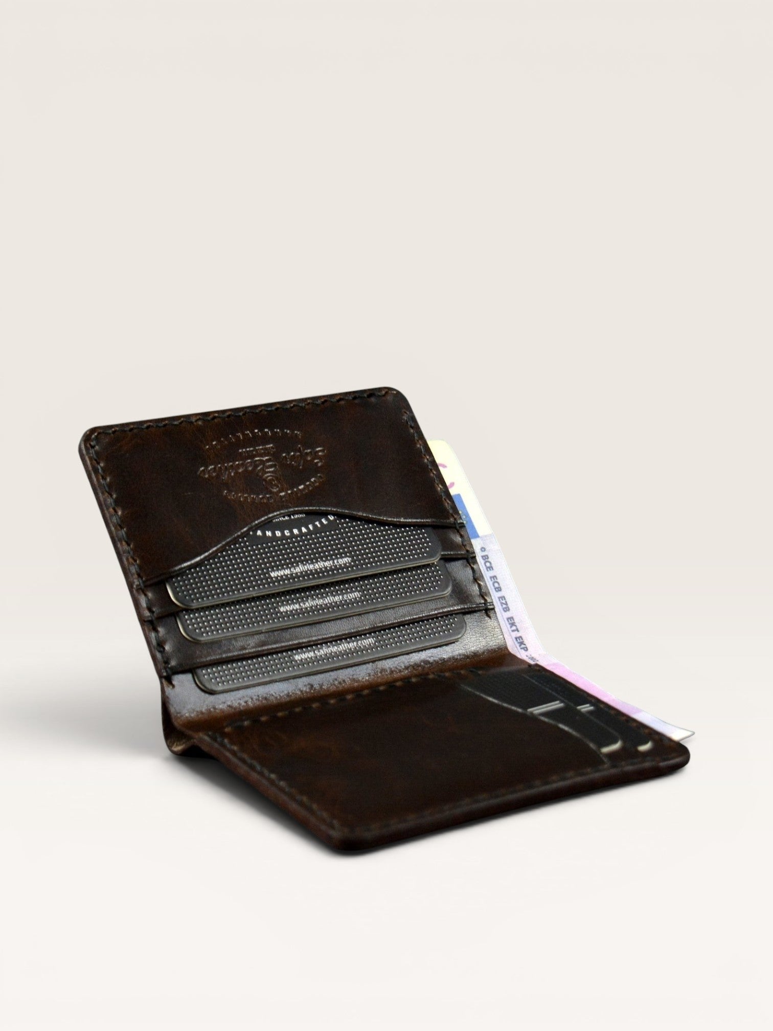 Safir Leather kahverengi hakiki deri, elde dikilmiş, minimal kartlık cüzdan. 8-12 kart kapasiteli, unisex, vintage tasarım.