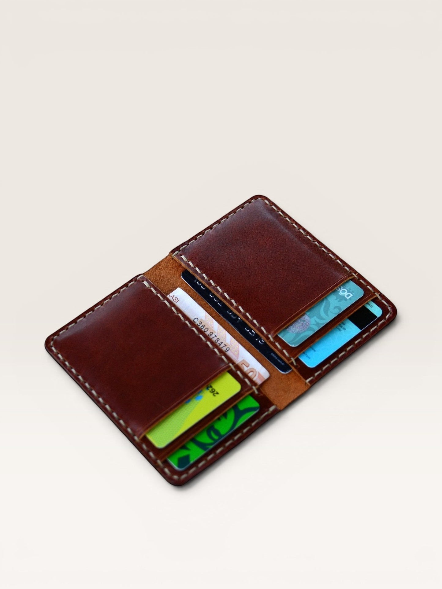Safir Leather, kahverengi, pull-up deri, el yapımı, unisex kartlık cüzdan. 6 kart bölmesi ve nakit para için katlı bölmeler.