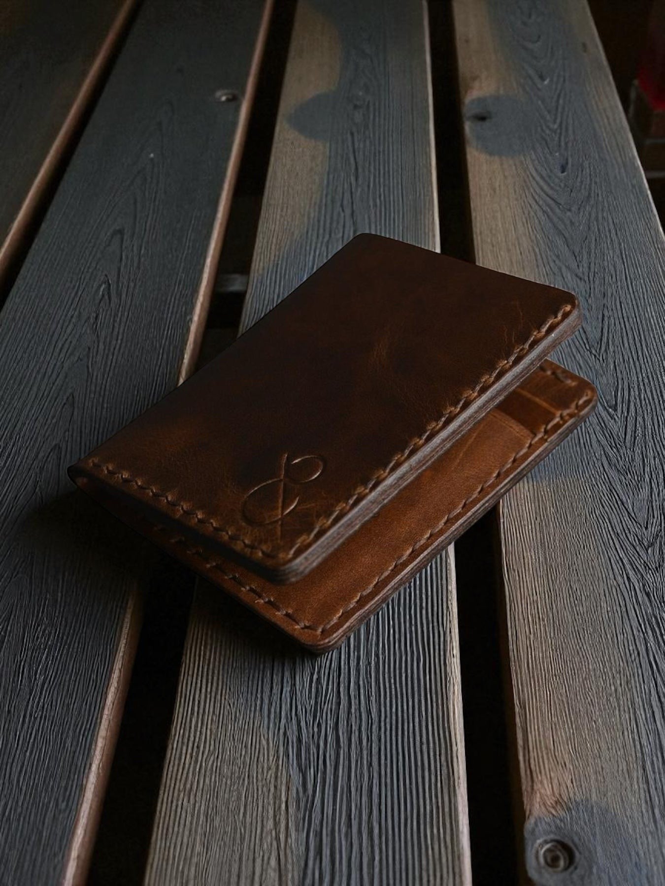 Safir Leather kahverengi deri kartlık cüzdan, el yapımı, minimal tasarım, 10.4x8 cm boyutlarında, 8-12 kart kapasiteli.