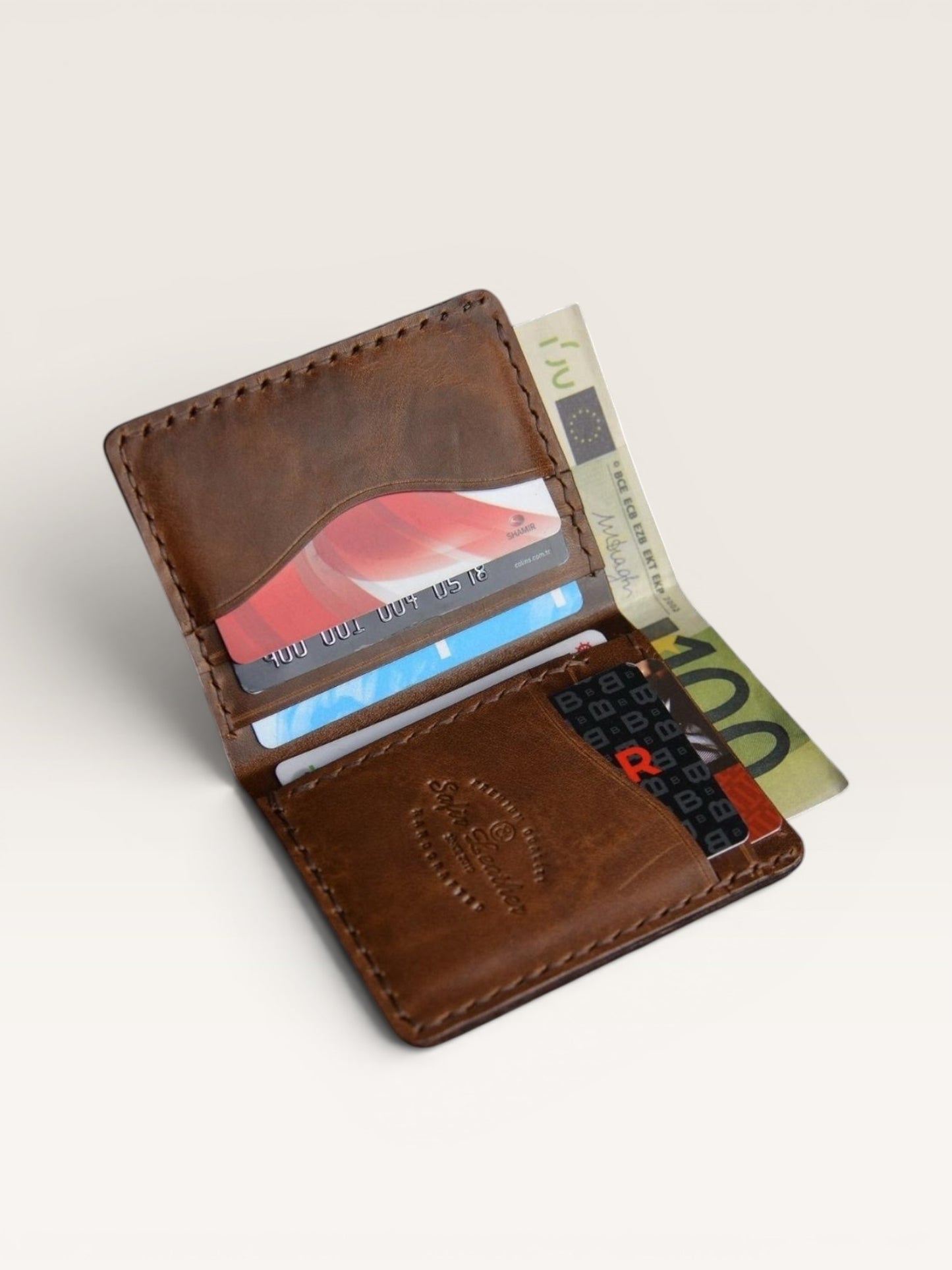 Safir Leather kahverengi hakiki deri kartlık cüzdan, elde dikilmiş, minimal ve ince tasarım, 8-12 kart kapasiteli.