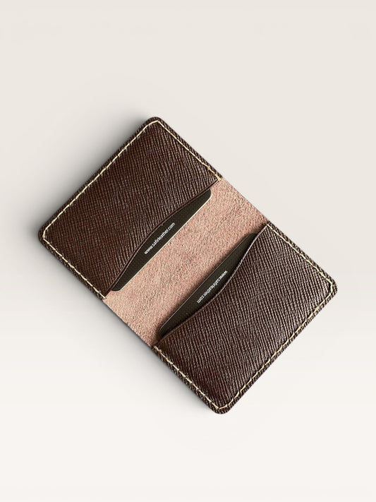 Safir Leather, kahverengi, dokulu, hakiki deriden, elde dikilmiş, minimal kartlık. 9x7cm boyutlarında.