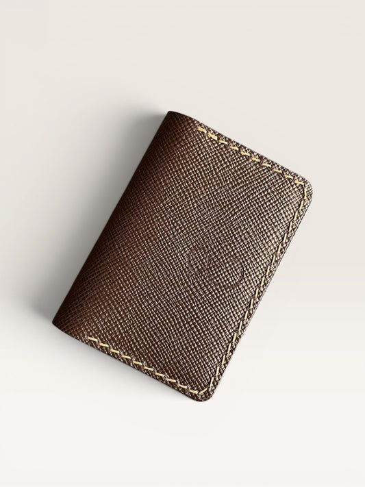 Safir Leather kahverengi, Saffiano deriden, elde dikilmiş minimal kartlık. 9x7cm boyutlarında, unisex, hakiki dana derisi.