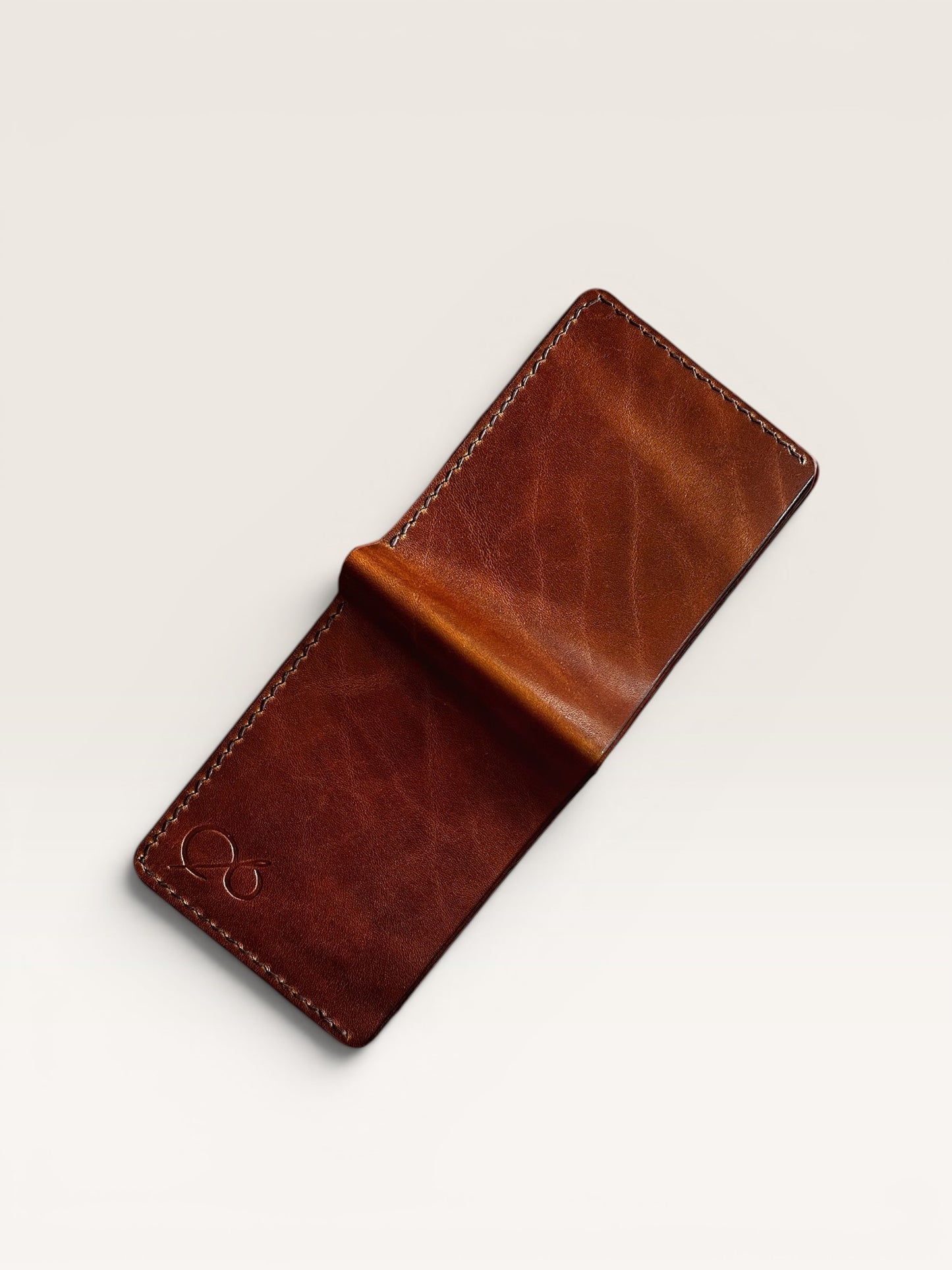 Safir Leather karamel rengi, hakiki deri, elde dikilmiş, minimalist klasik cüzdan. 9.5x11.5 cm boyutlarında.