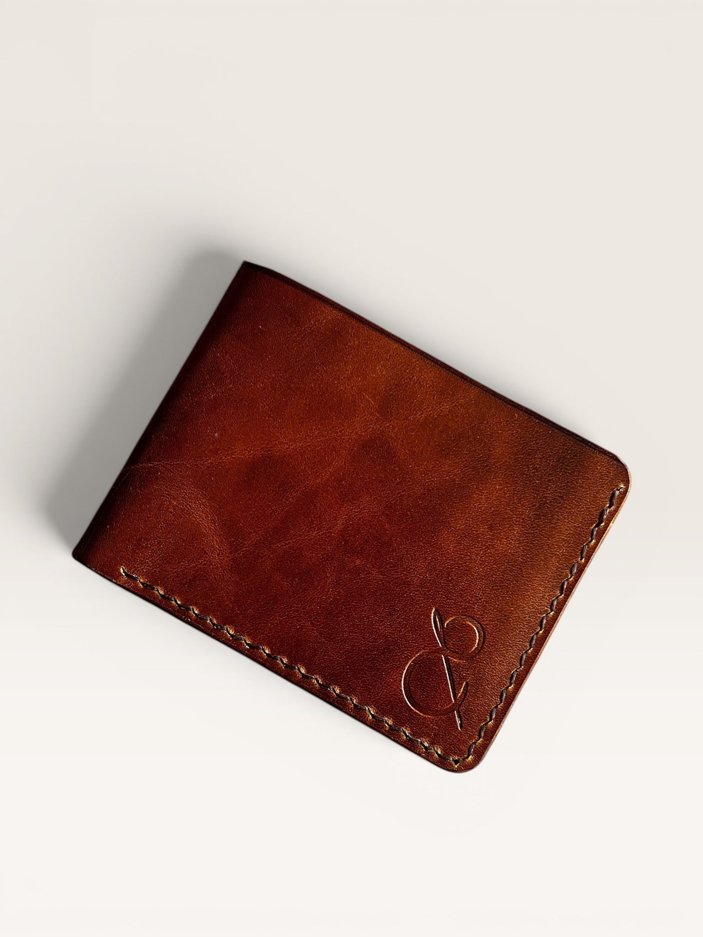 Safir Leather karamel rengi, el yapımı, hakiki deri, klasik erkek cüzdanı. Minimalist tasarım, 10 kart kapasiteli.