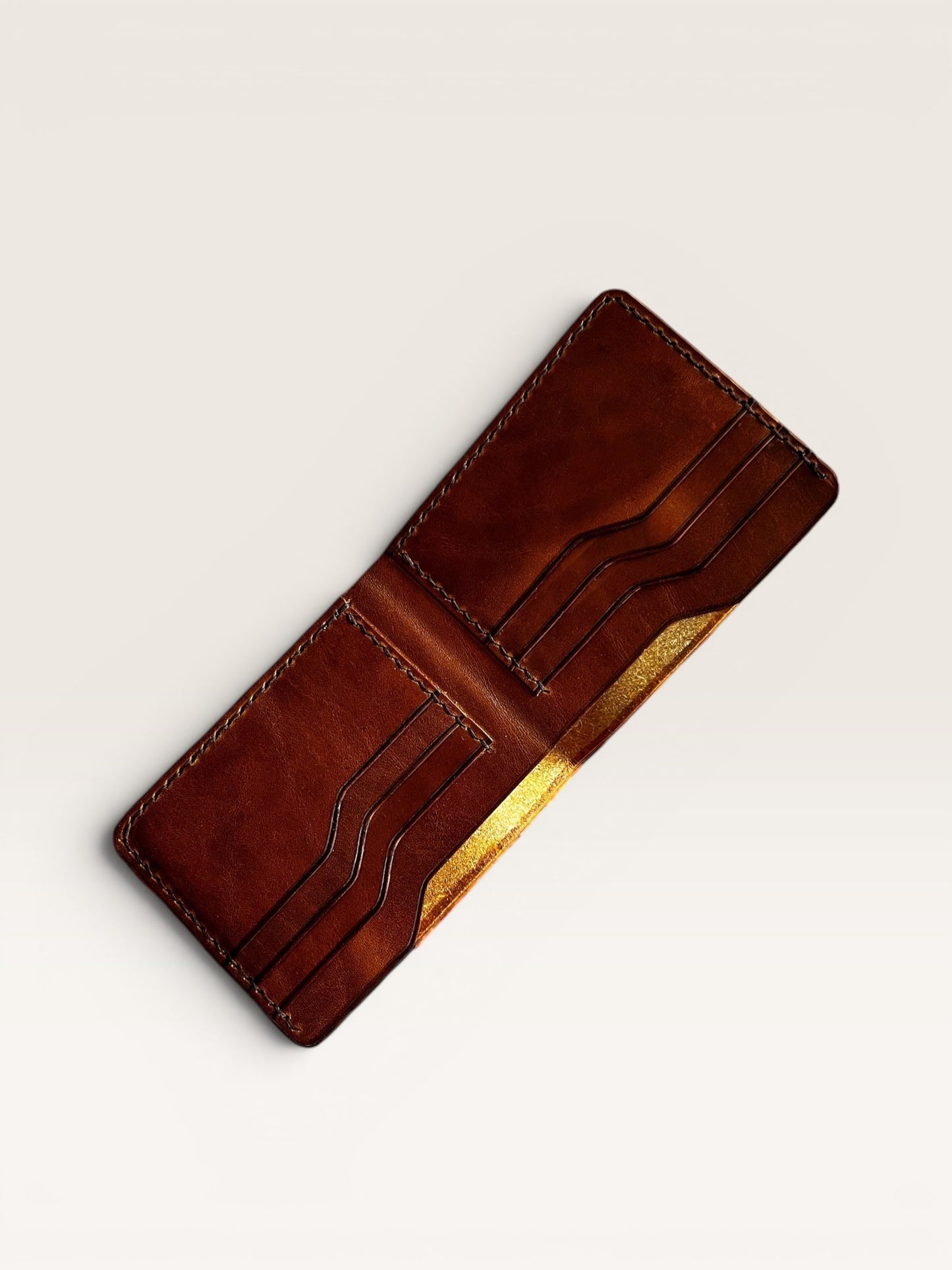 Safir Leather karamel rengi, hakiki deri, elde dikim, minimalist klasik erkek cüzdanı. 10 kart kapasiteli.